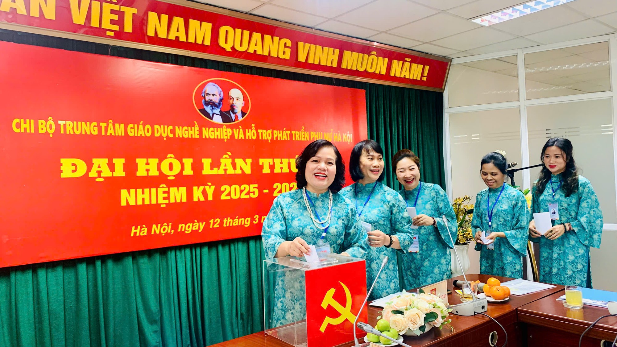 Đại hội Chi bộ Trung tâm Giáo dục nghề nghiệp và hỗ trợ phát triển phụ nữ Hà Nội thành công tốt đẹp - ảnh 9