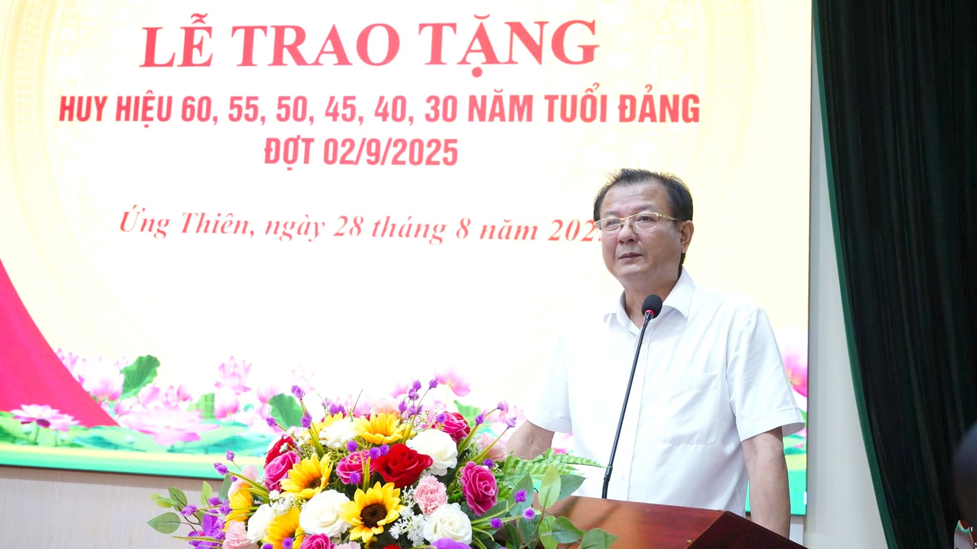 Xã Ứng Thiên trao Huy hiệu Đảng tặng 45 đảng viên  - ảnh 2