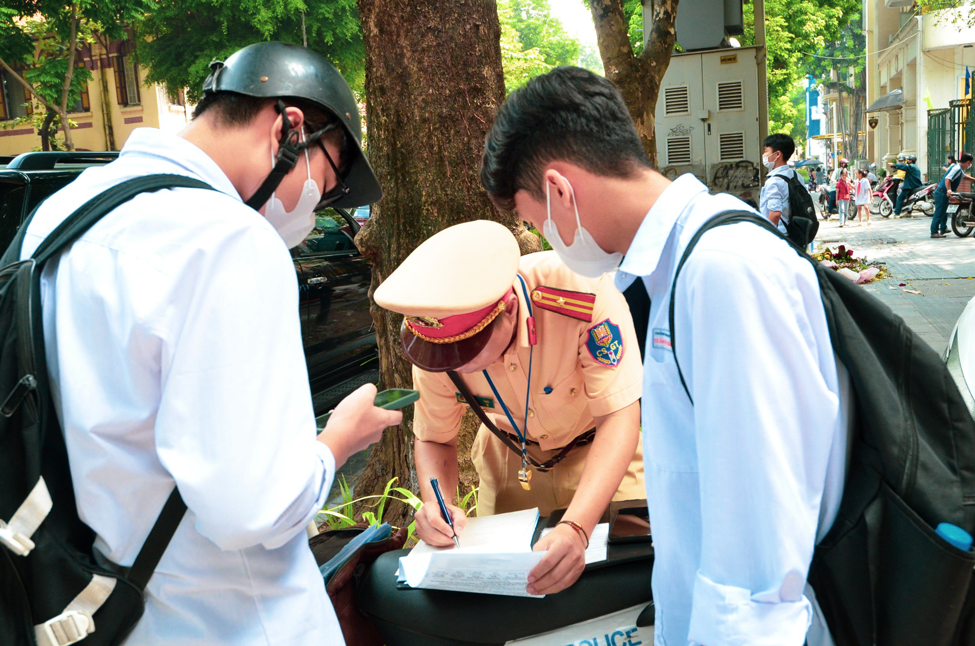 Hà Nội xử phạt nhiều học sinh điều khiển phương tiện không đội mũ bảo hiểm  - ảnh 7