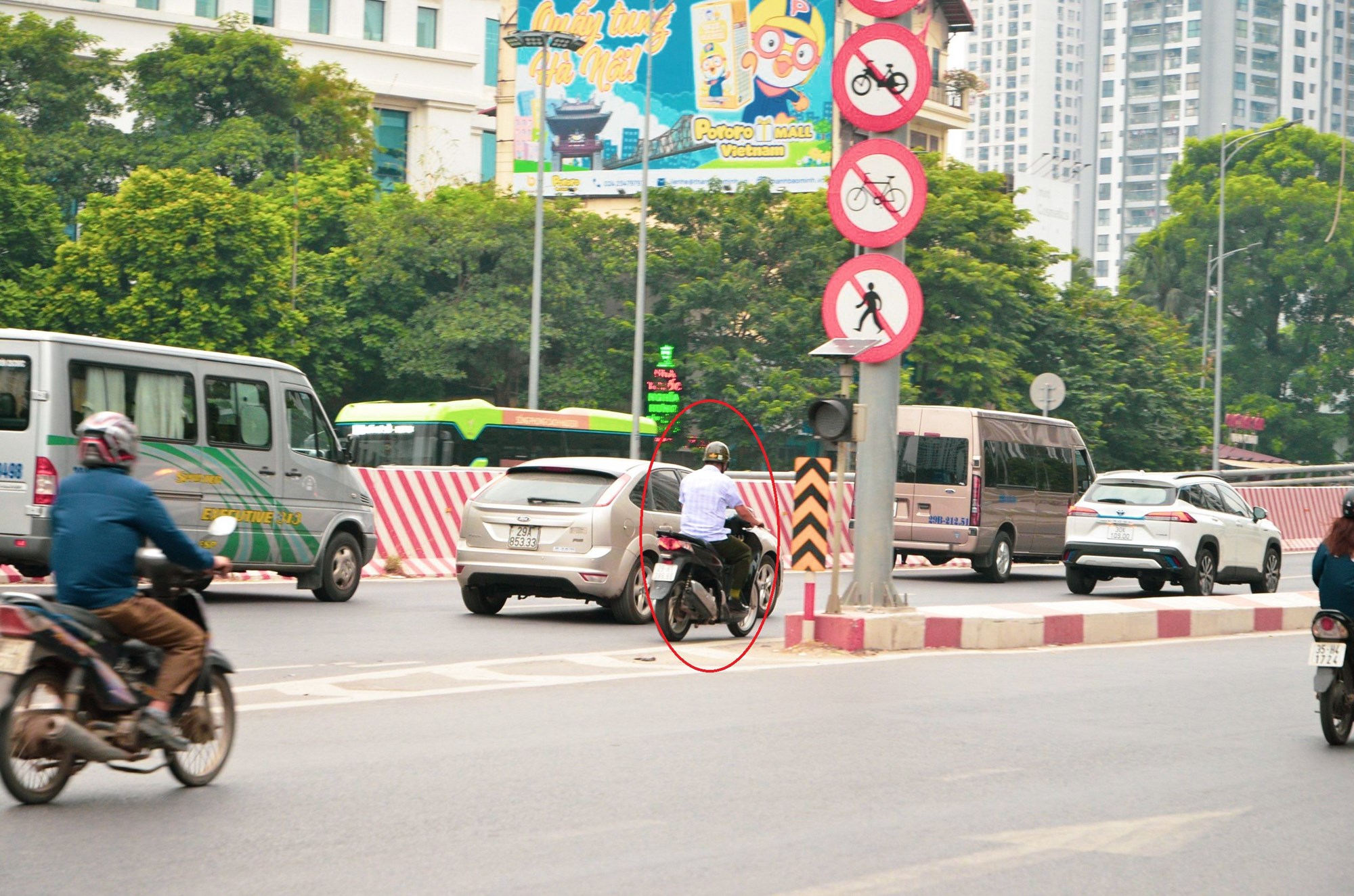 Mặc kệ biển cấm, nhiều xe máy bất chấp nguy hiểm đi vào đường Vành đai 2 trên cao - ảnh 1