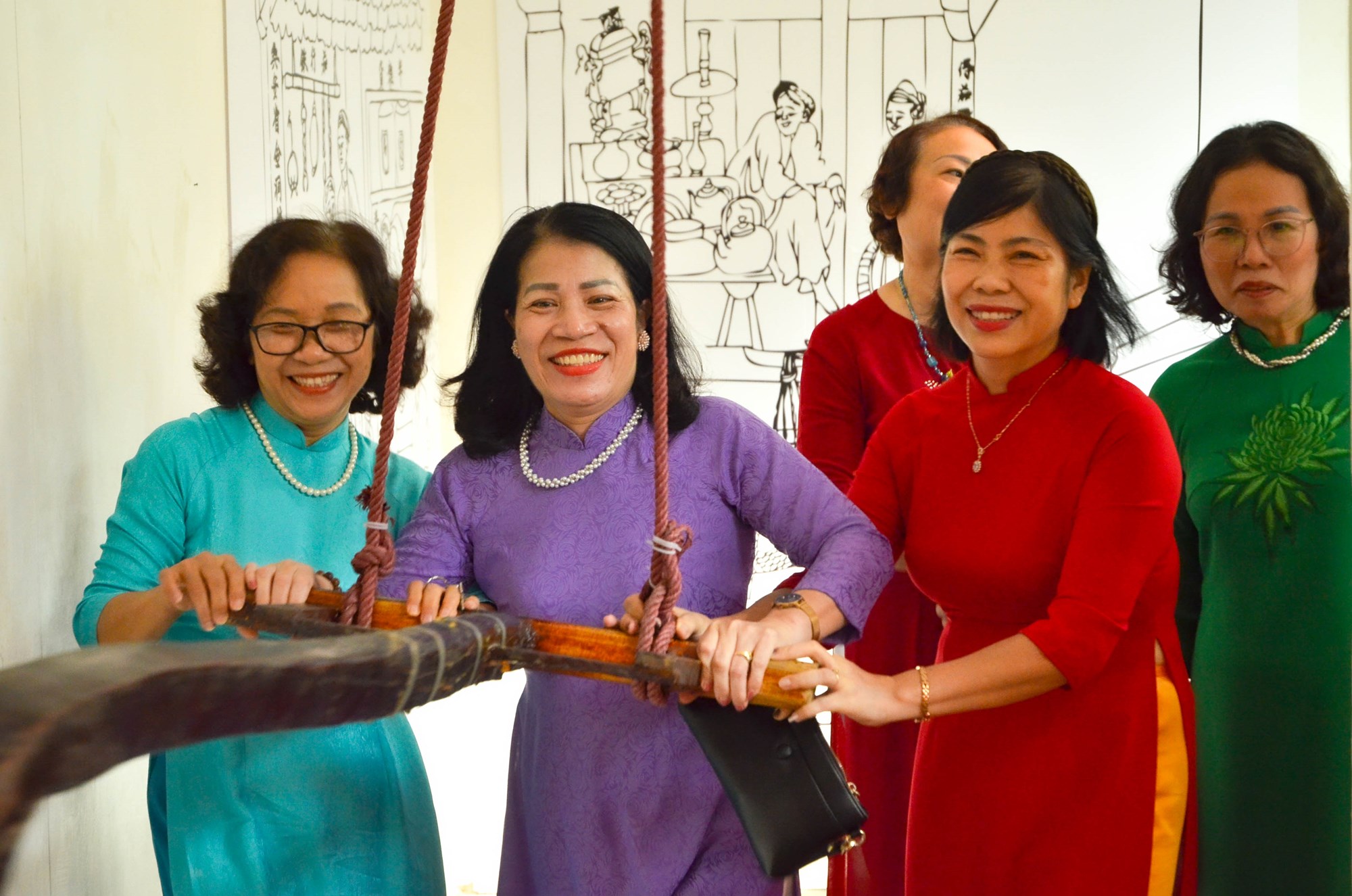 Câu lạc bộ Phụ nữ Thủ đô tổ chức tham quan Bảo tàng phụ nữ Việt Nam - ảnh 4
