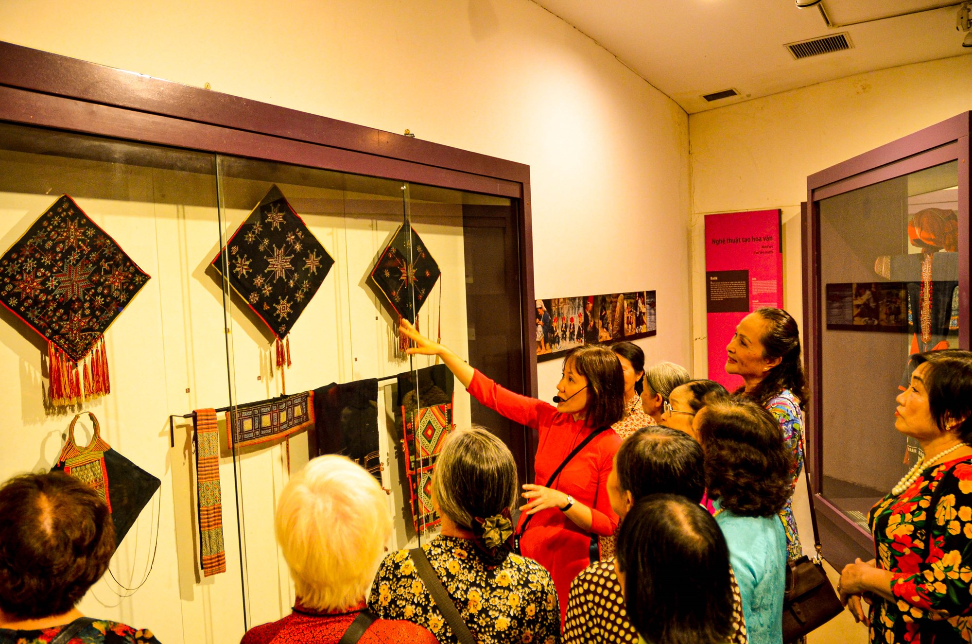Câu lạc bộ Phụ nữ Thủ đô tổ chức tham quan Bảo tàng phụ nữ Việt Nam - ảnh 8