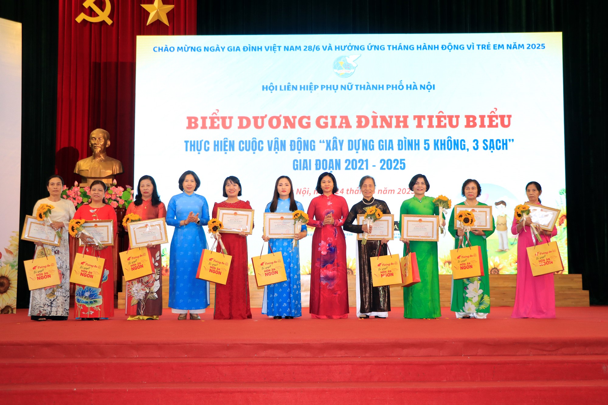 Biểu dương 200 gia đình Thủ đô tiêu biểu “5 không, 3 sạch” và con mồ côi học giỏi - ảnh 2