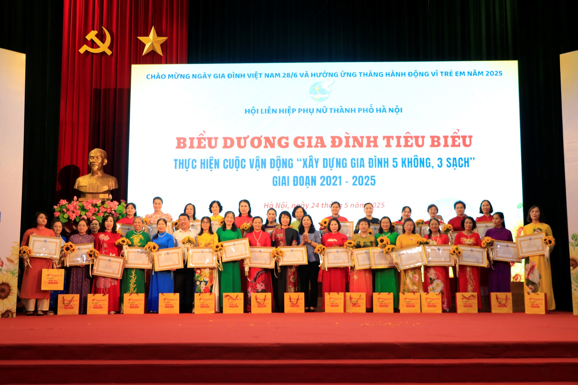 Biểu dương 200 gia đình Thủ đô tiêu biểu “5 không, 3 sạch” và con mồ côi học giỏi - ảnh 3