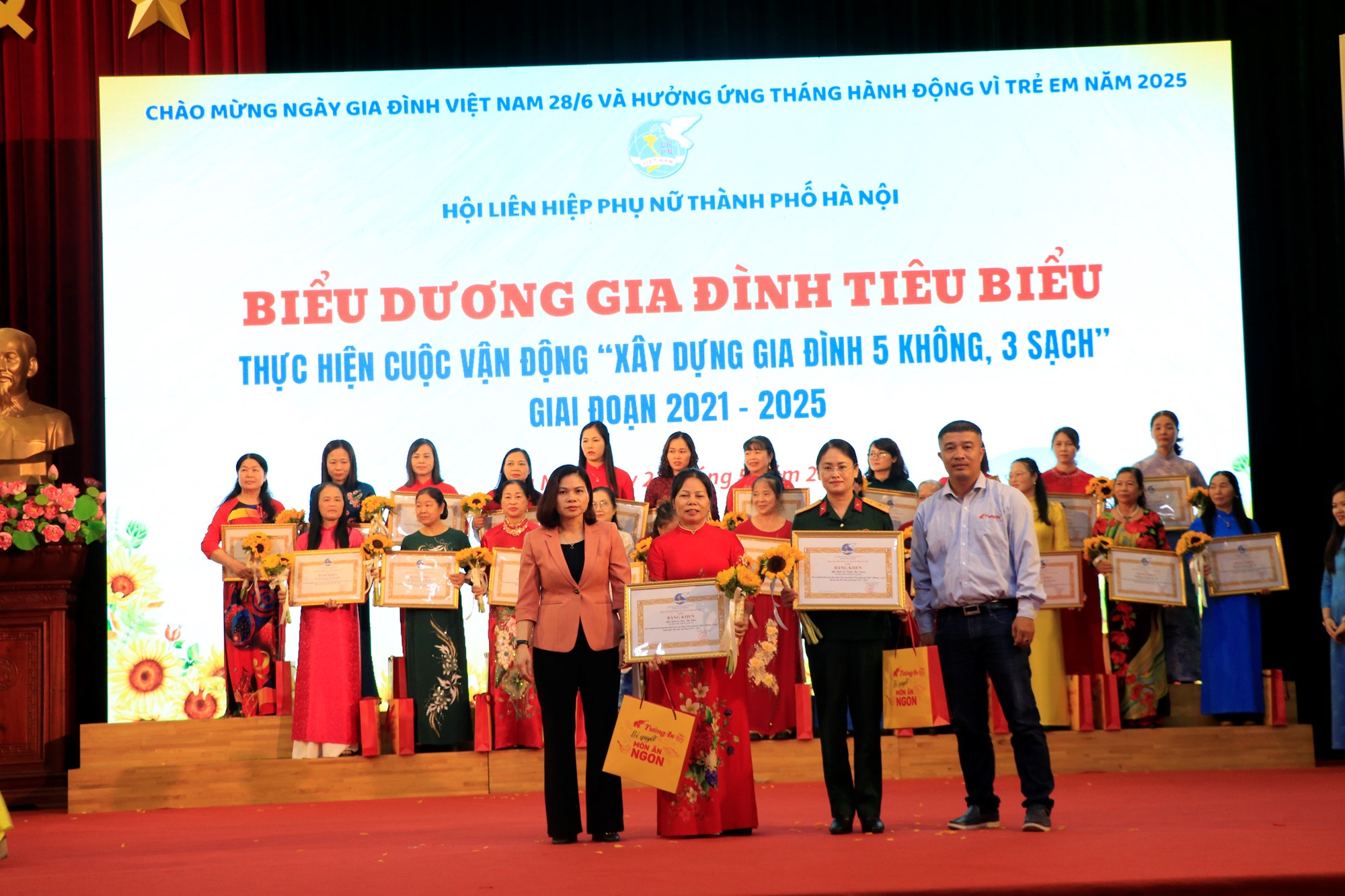 Biểu dương 200 gia đình Thủ đô tiêu biểu “5 không, 3 sạch” và con mồ côi học giỏi - ảnh 6