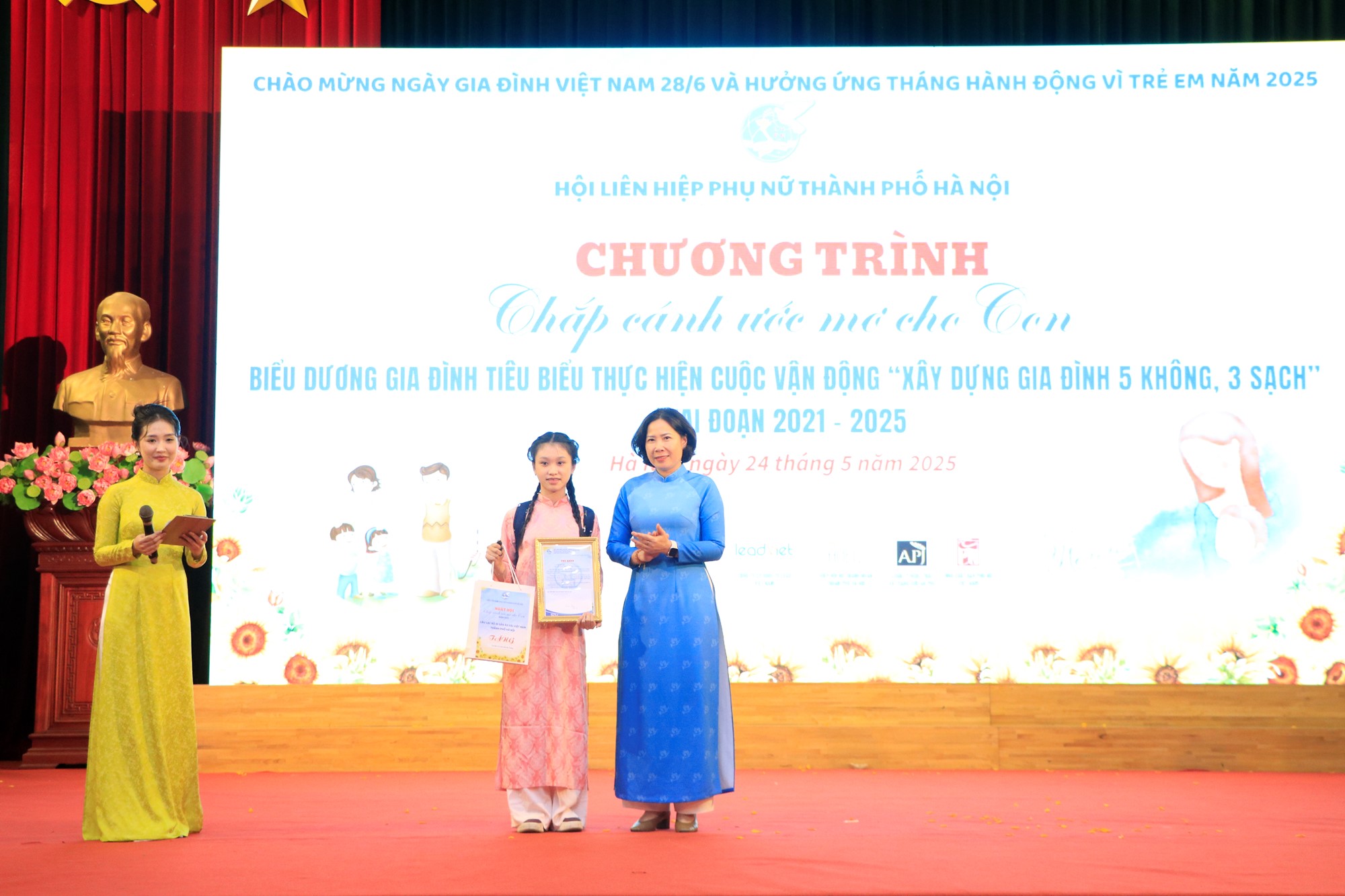 Biểu dương 200 gia đình Thủ đô tiêu biểu “5 không, 3 sạch” và con mồ côi học giỏi - ảnh 4