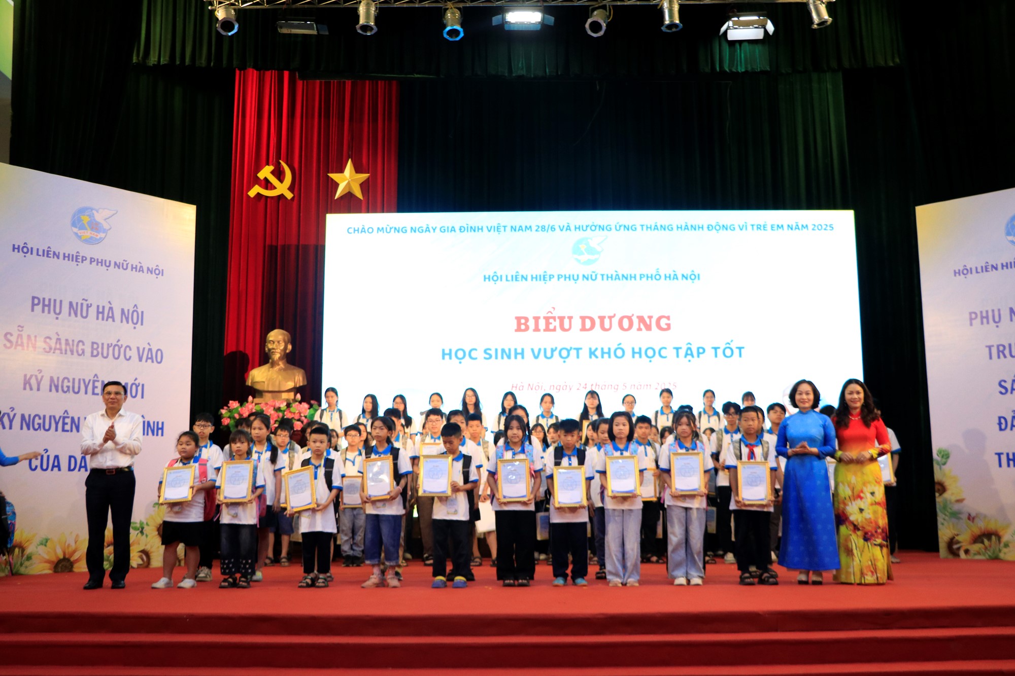 Biểu dương 200 gia đình Thủ đô tiêu biểu “5 không, 3 sạch” và con mồ côi học giỏi - ảnh 7