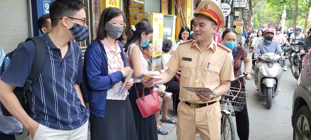 Đảo đảm giao thông, hỗ trợ thí sinh trong ngày đầu tiên kỳ thi vào lớp 10 - ảnh 14