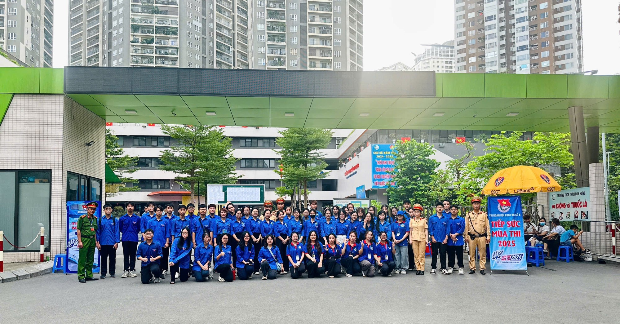 Đảo đảm giao thông, hỗ trợ thí sinh trong ngày đầu tiên kỳ thi vào lớp 10 - ảnh 17