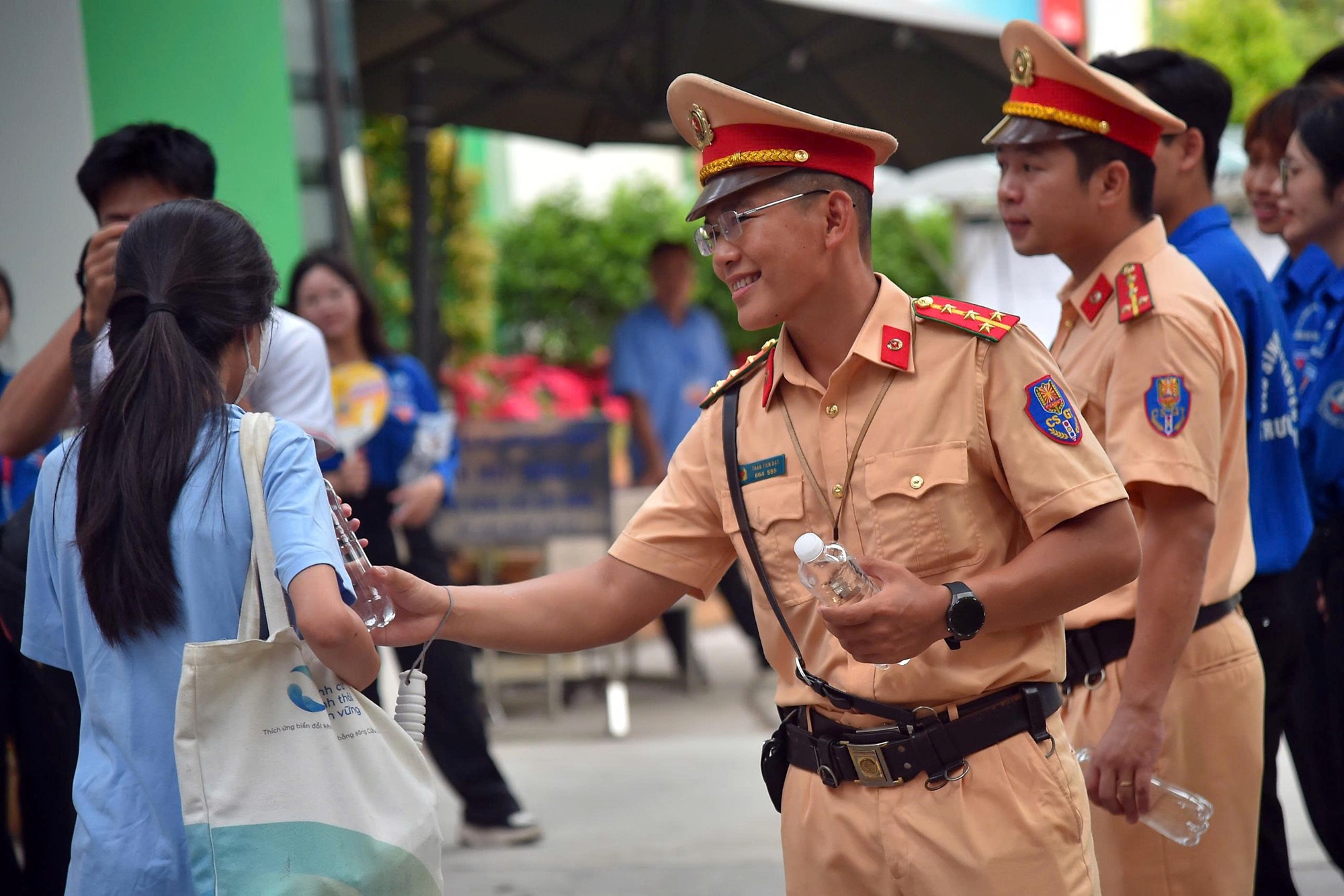 Đảo đảm giao thông, hỗ trợ thí sinh trong ngày đầu tiên kỳ thi vào lớp 10 - ảnh 9