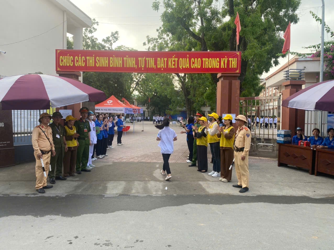 Đảo đảm giao thông, hỗ trợ thí sinh trong ngày đầu tiên kỳ thi vào lớp 10 - ảnh 16