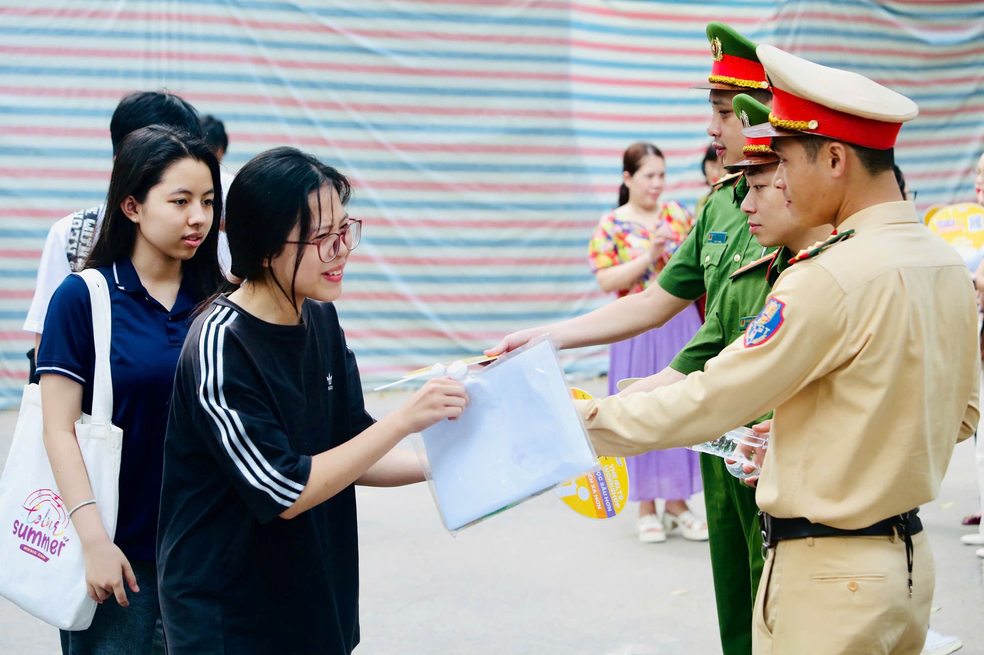 Đảo đảm giao thông, hỗ trợ thí sinh trong ngày đầu tiên kỳ thi vào lớp 10 - ảnh 7
