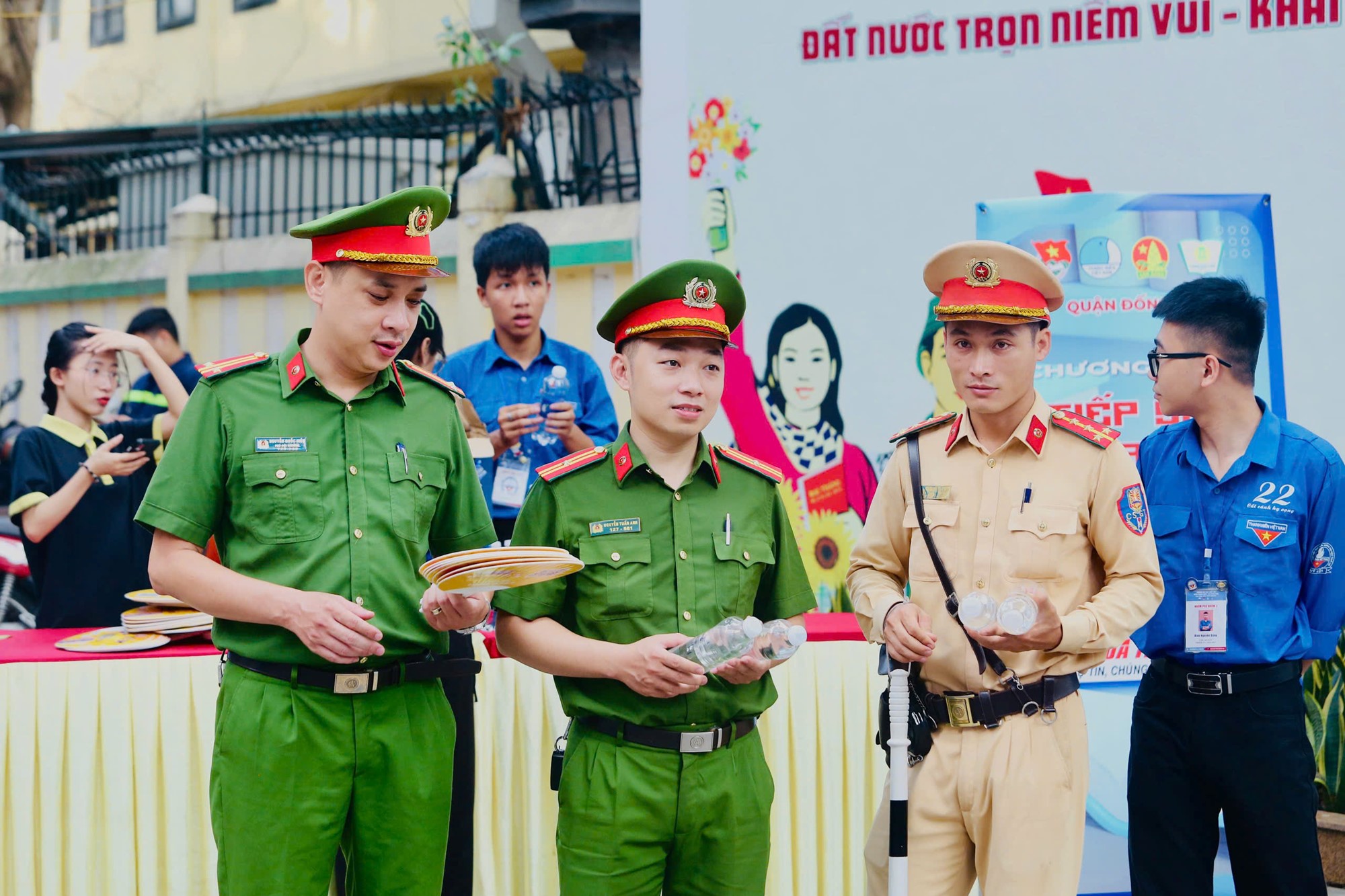 Đảo đảm giao thông, hỗ trợ thí sinh trong ngày đầu tiên kỳ thi vào lớp 10 - ảnh 11