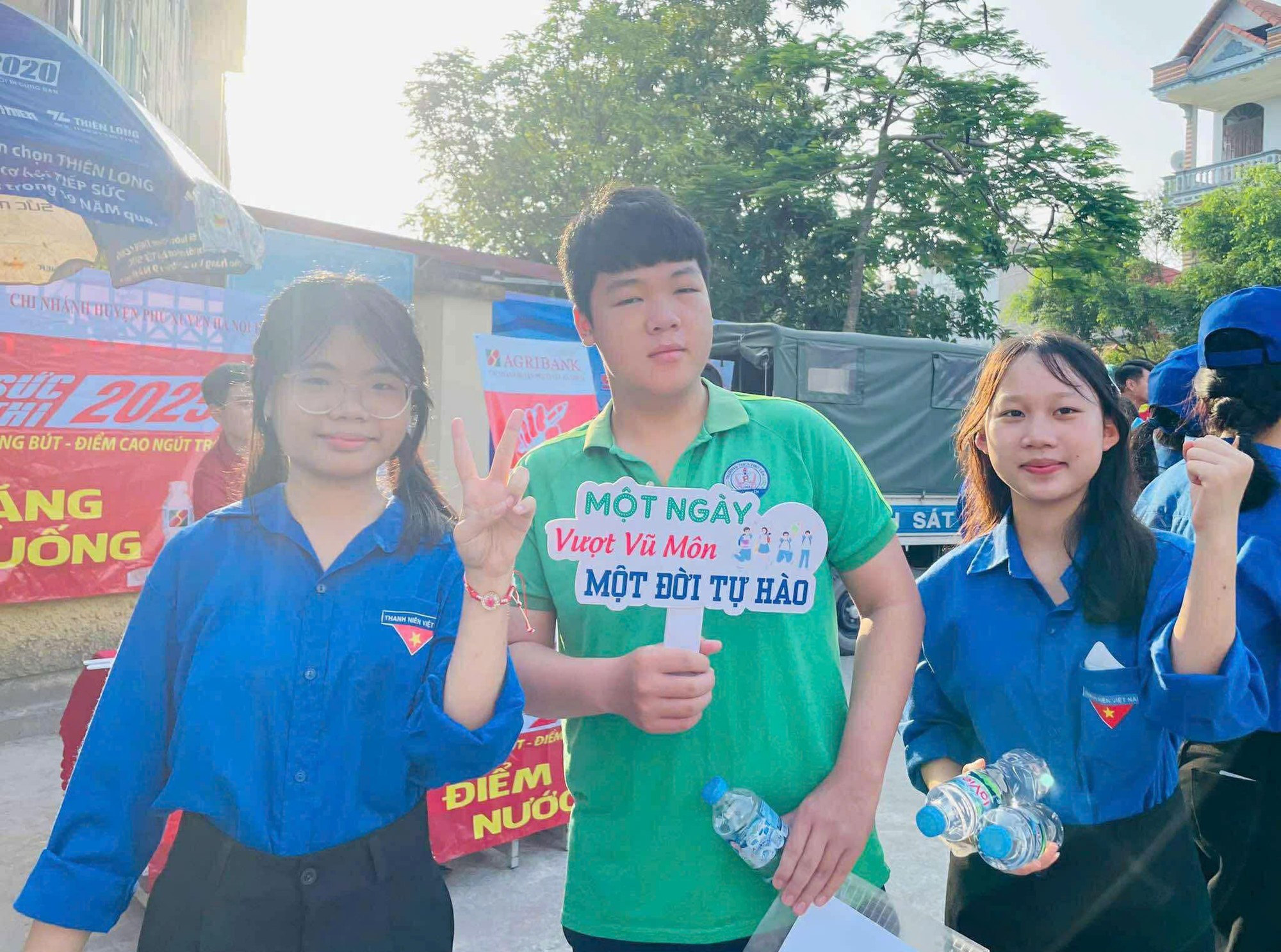 Nét đẹp áo xanh tình nguyện “tiếp sức mùa thi” - ảnh 9