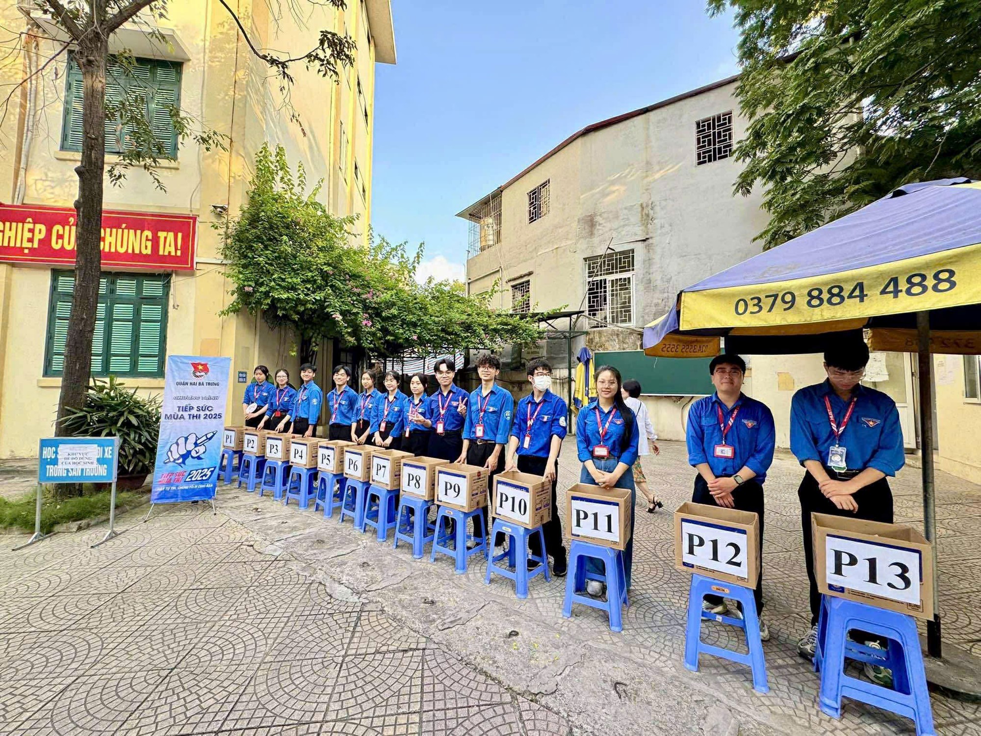 Nét đẹp áo xanh tình nguyện “tiếp sức mùa thi” - ảnh 16