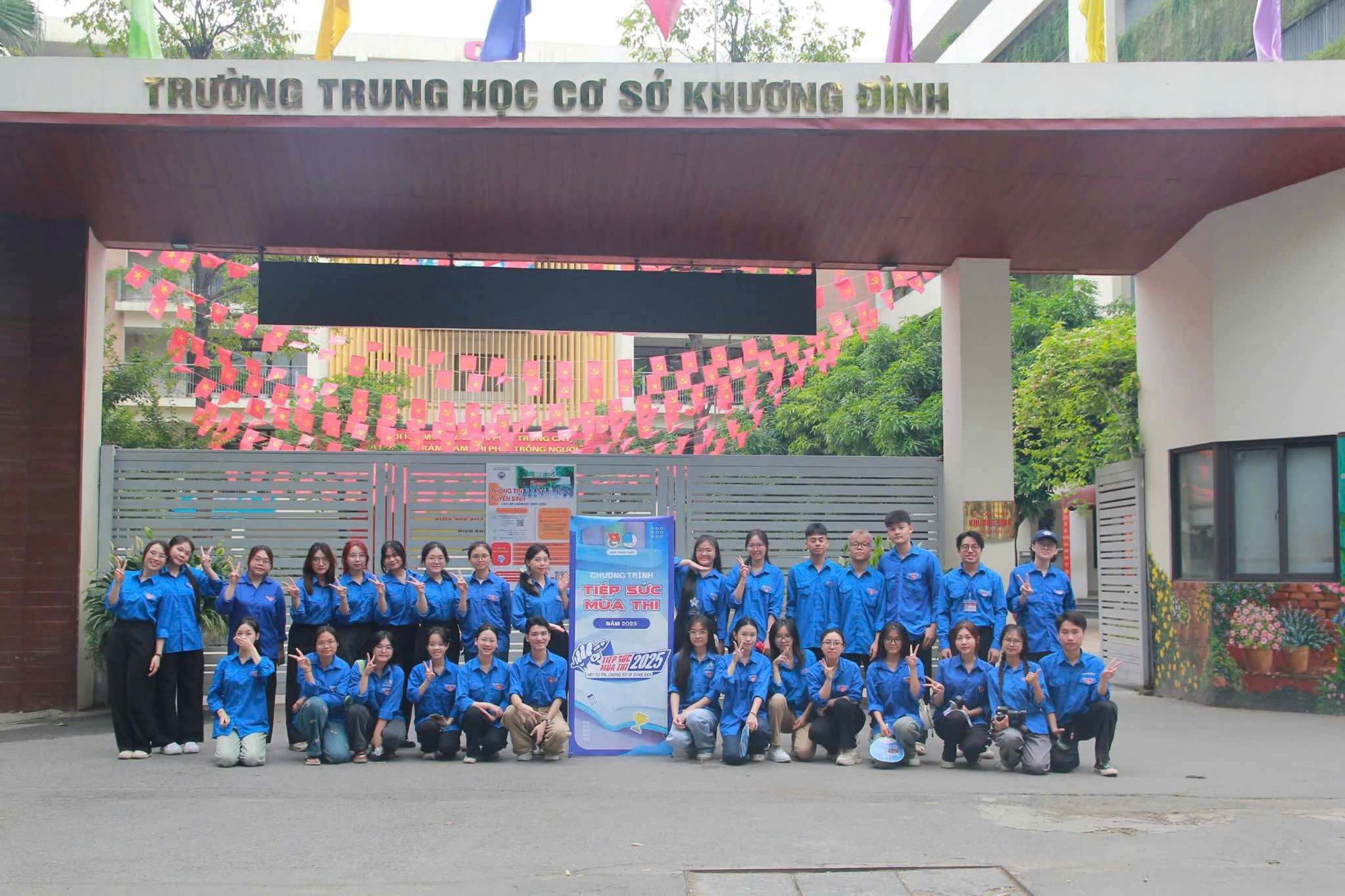 Nét đẹp áo xanh tình nguyện “tiếp sức mùa thi” - ảnh 15