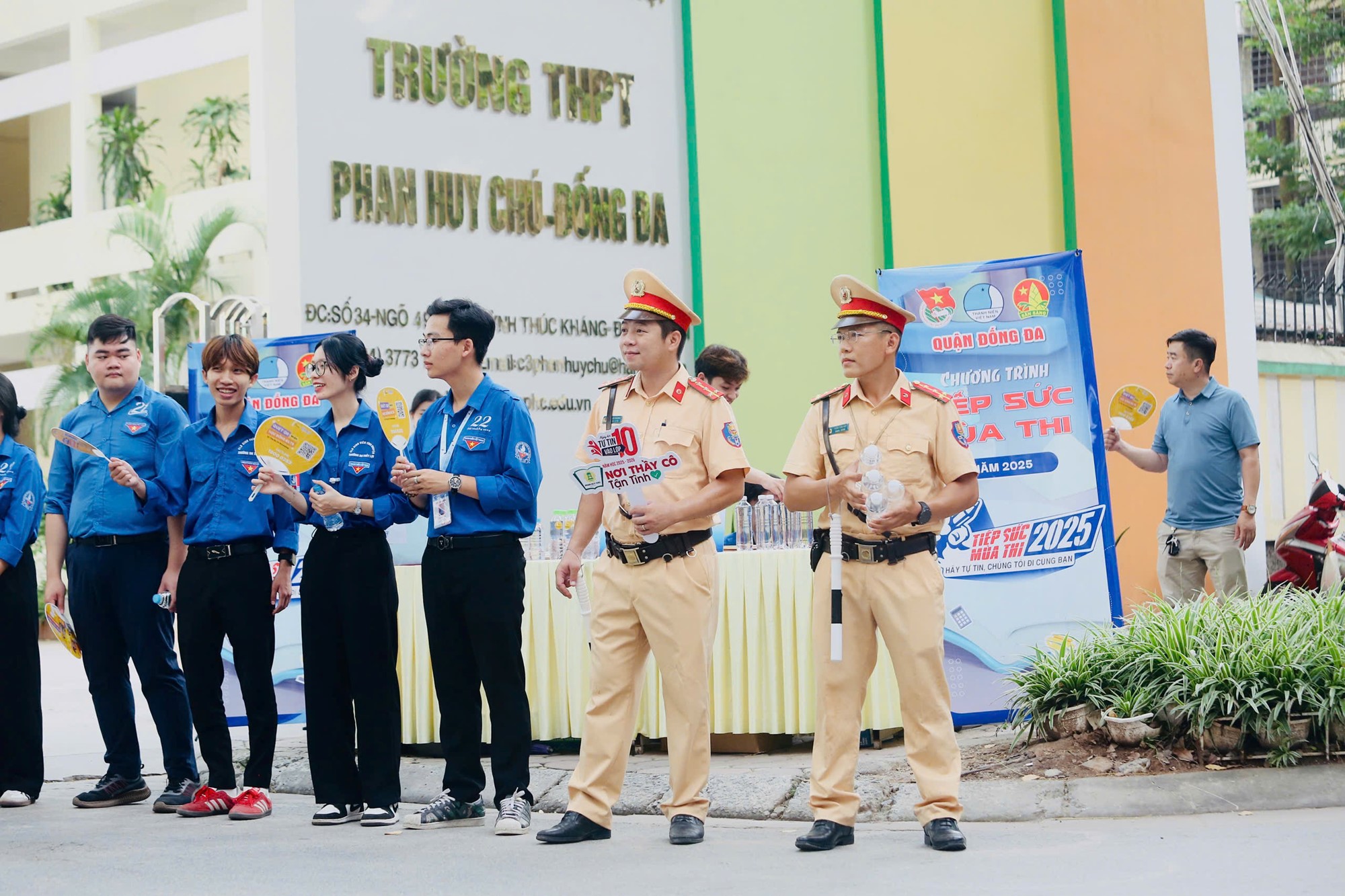 Đảo đảm giao thông, hỗ trợ thí sinh trong ngày đầu tiên kỳ thi vào lớp 10 - ảnh 13