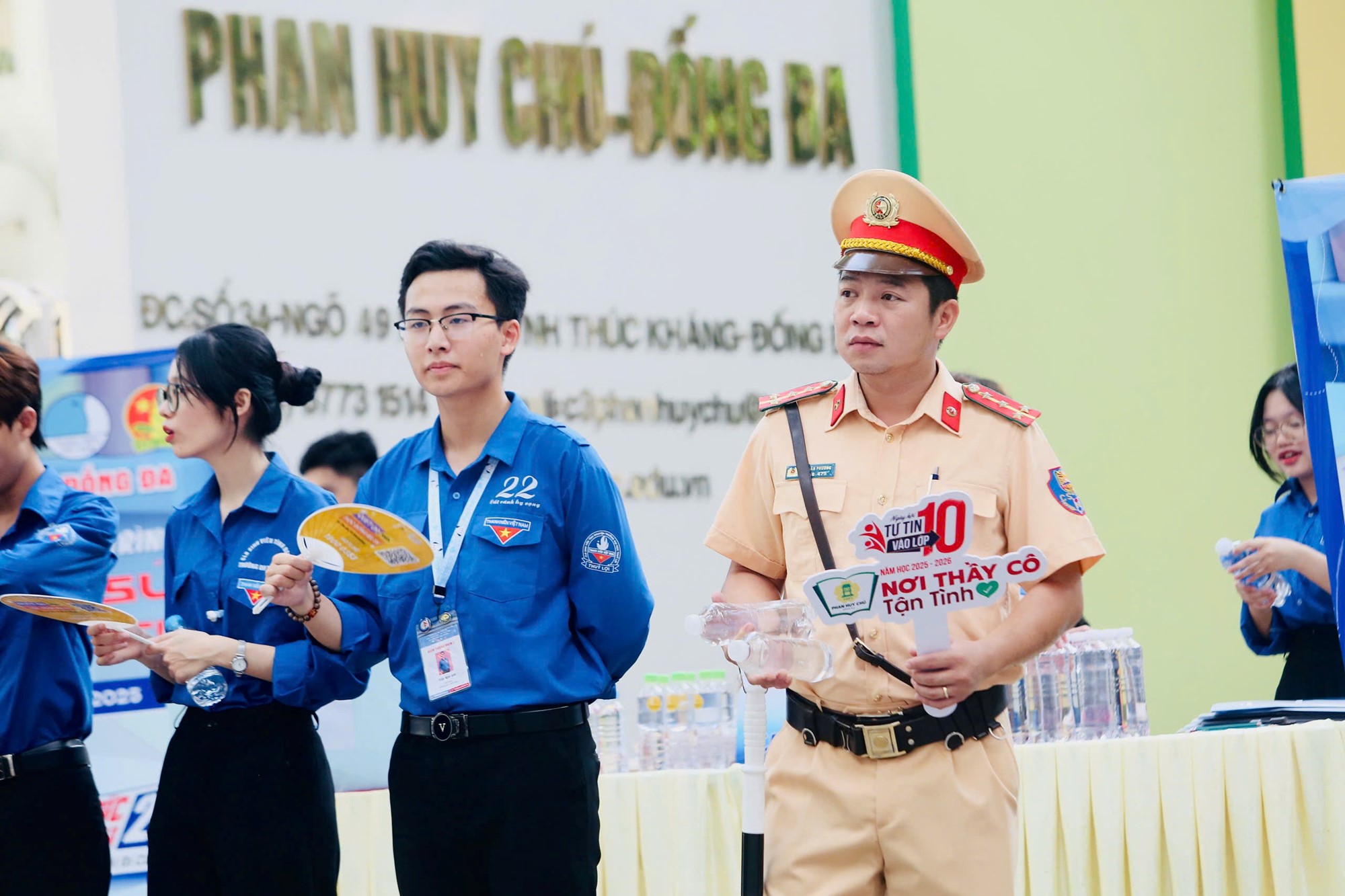 Đảo đảm giao thông, hỗ trợ thí sinh trong ngày đầu tiên kỳ thi vào lớp 10 - ảnh 12