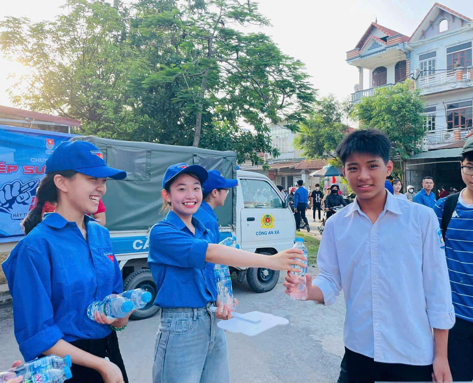 Nét đẹp áo xanh tình nguyện “tiếp sức mùa thi” - ảnh 2