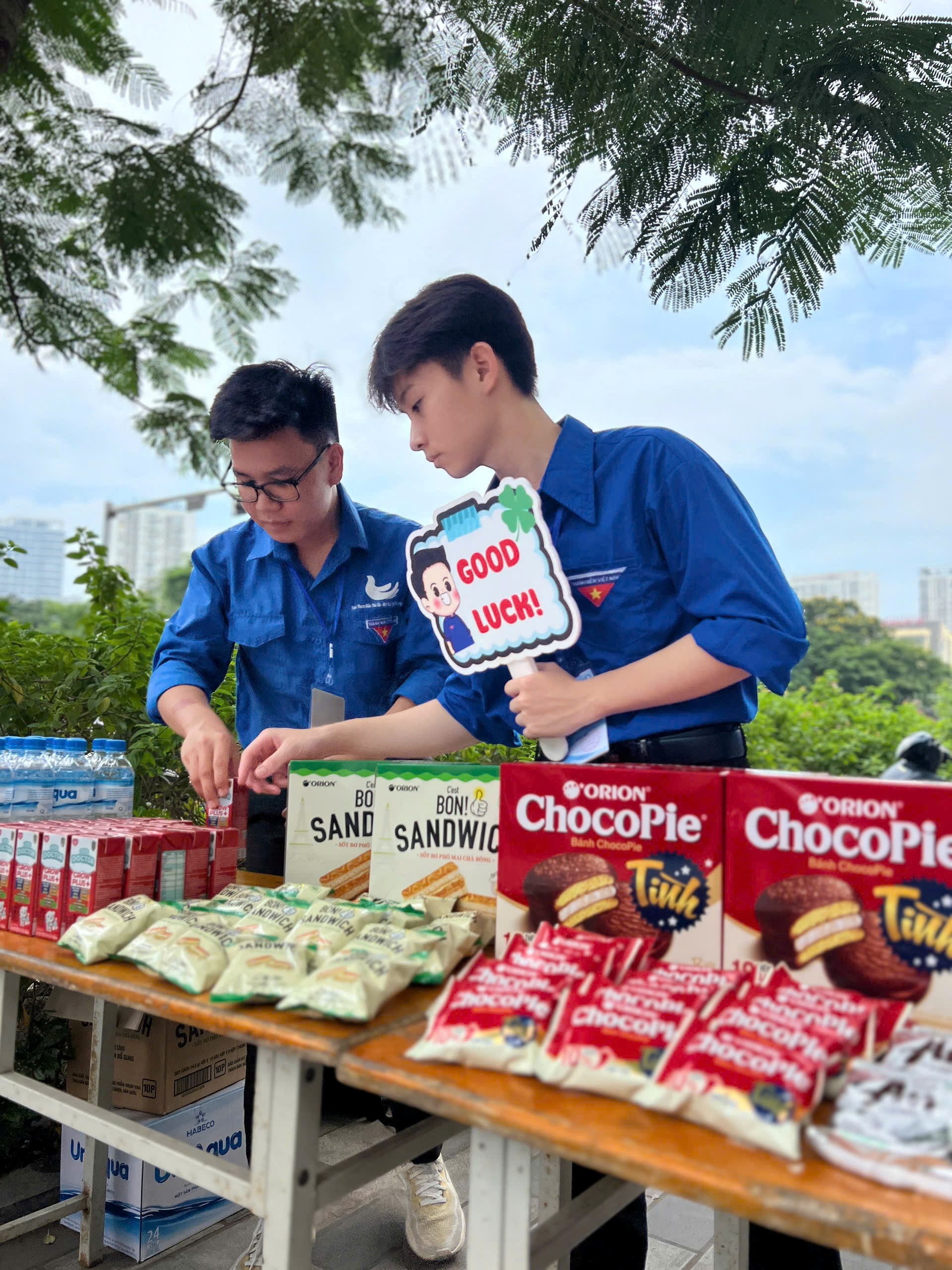 Nét đẹp áo xanh tình nguyện “tiếp sức mùa thi” - ảnh 22