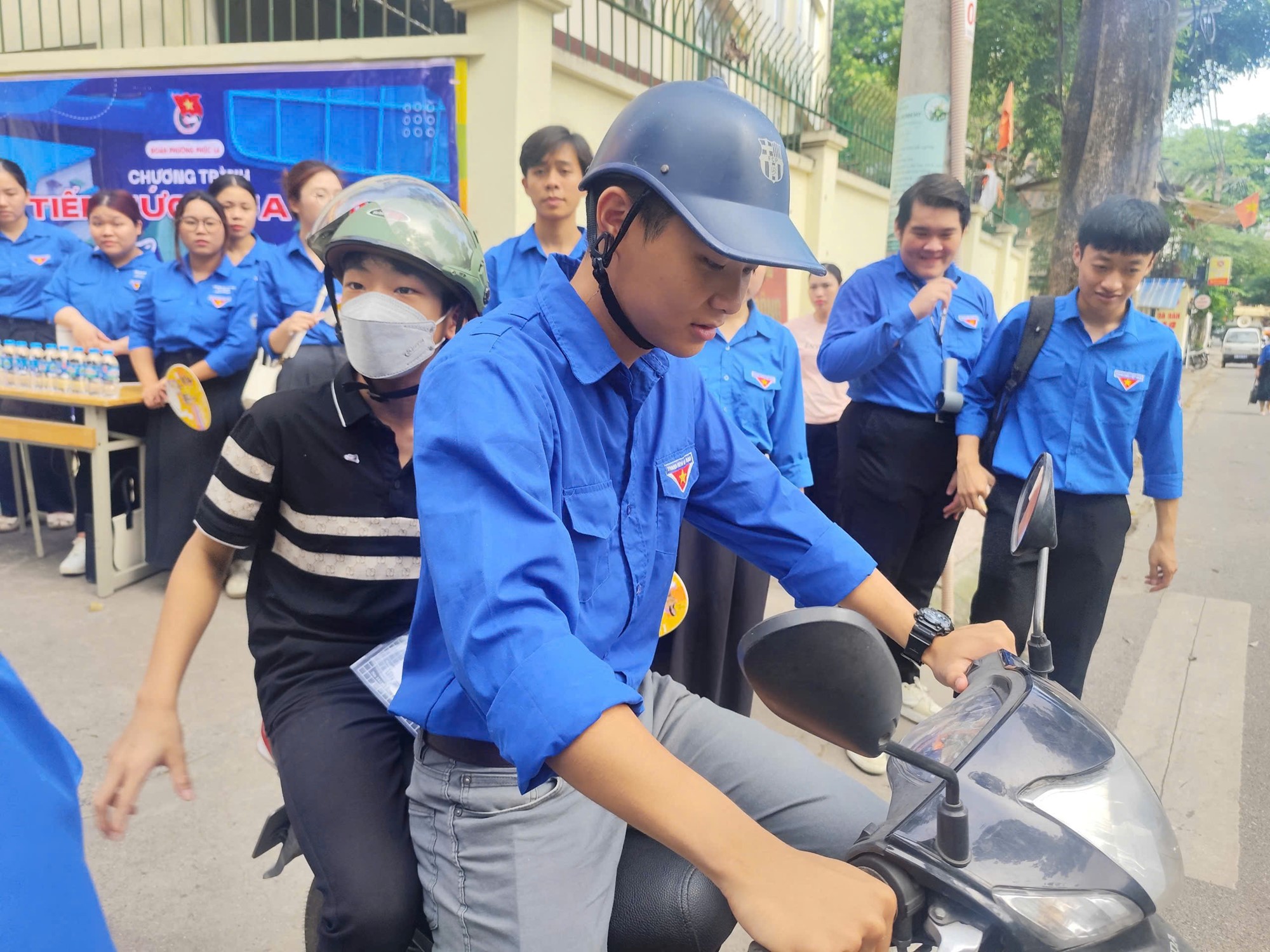 Nét đẹp áo xanh tình nguyện “tiếp sức mùa thi” - ảnh 5