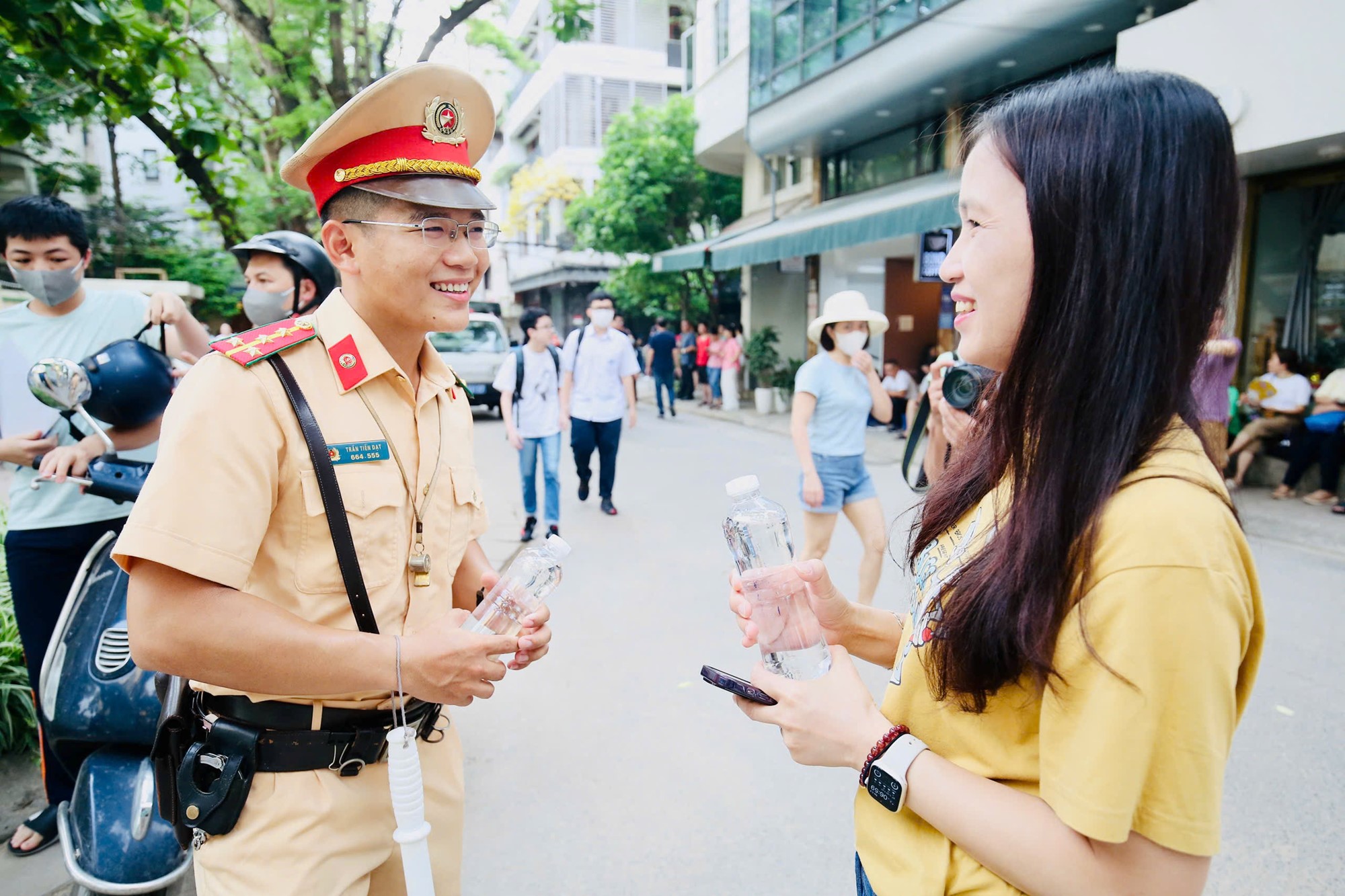 Đảo đảm giao thông, hỗ trợ thí sinh trong ngày đầu tiên kỳ thi vào lớp 10 - ảnh 10