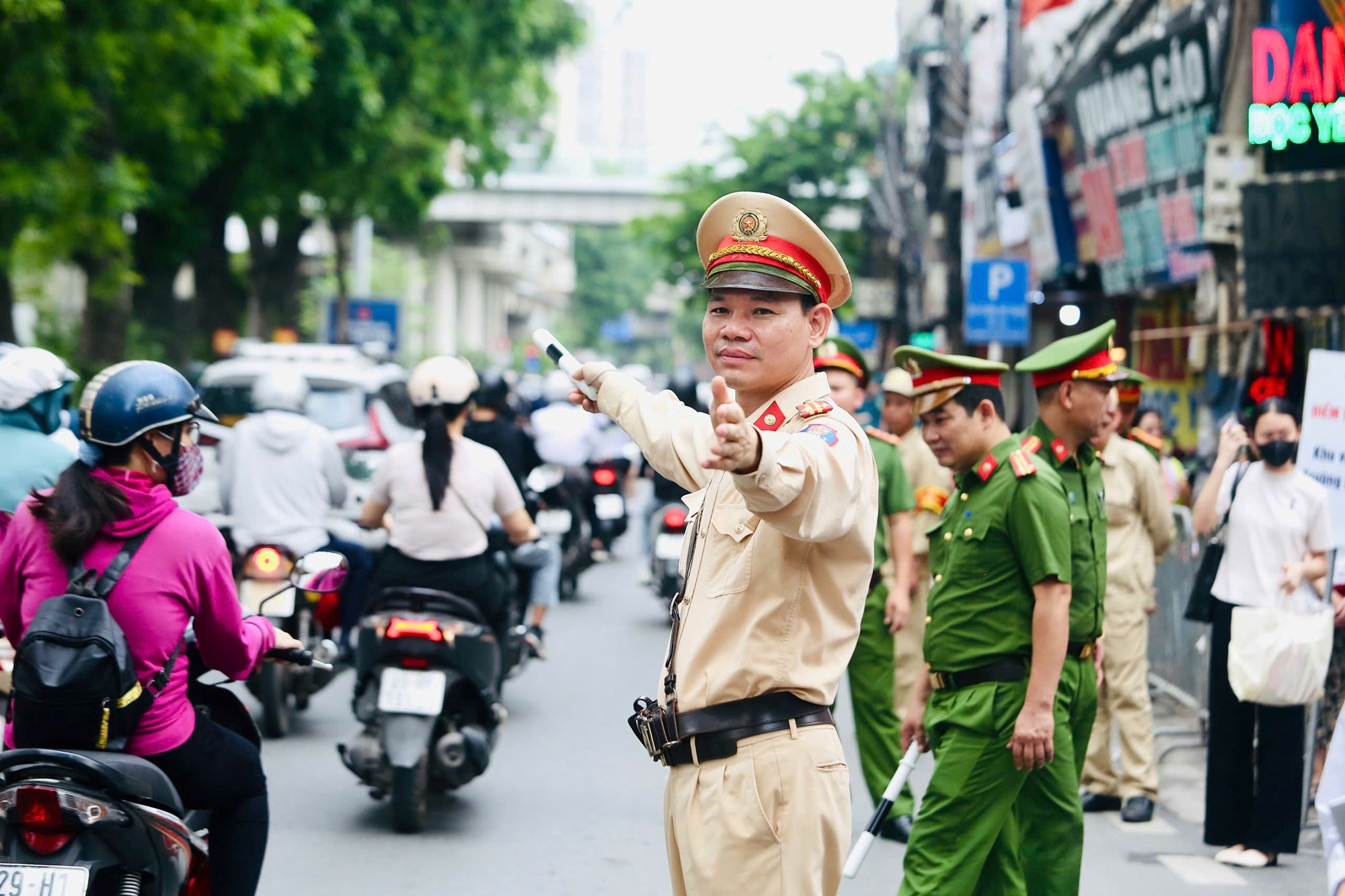 Đảo đảm giao thông, hỗ trợ thí sinh trong ngày đầu tiên kỳ thi vào lớp 10 - ảnh 1