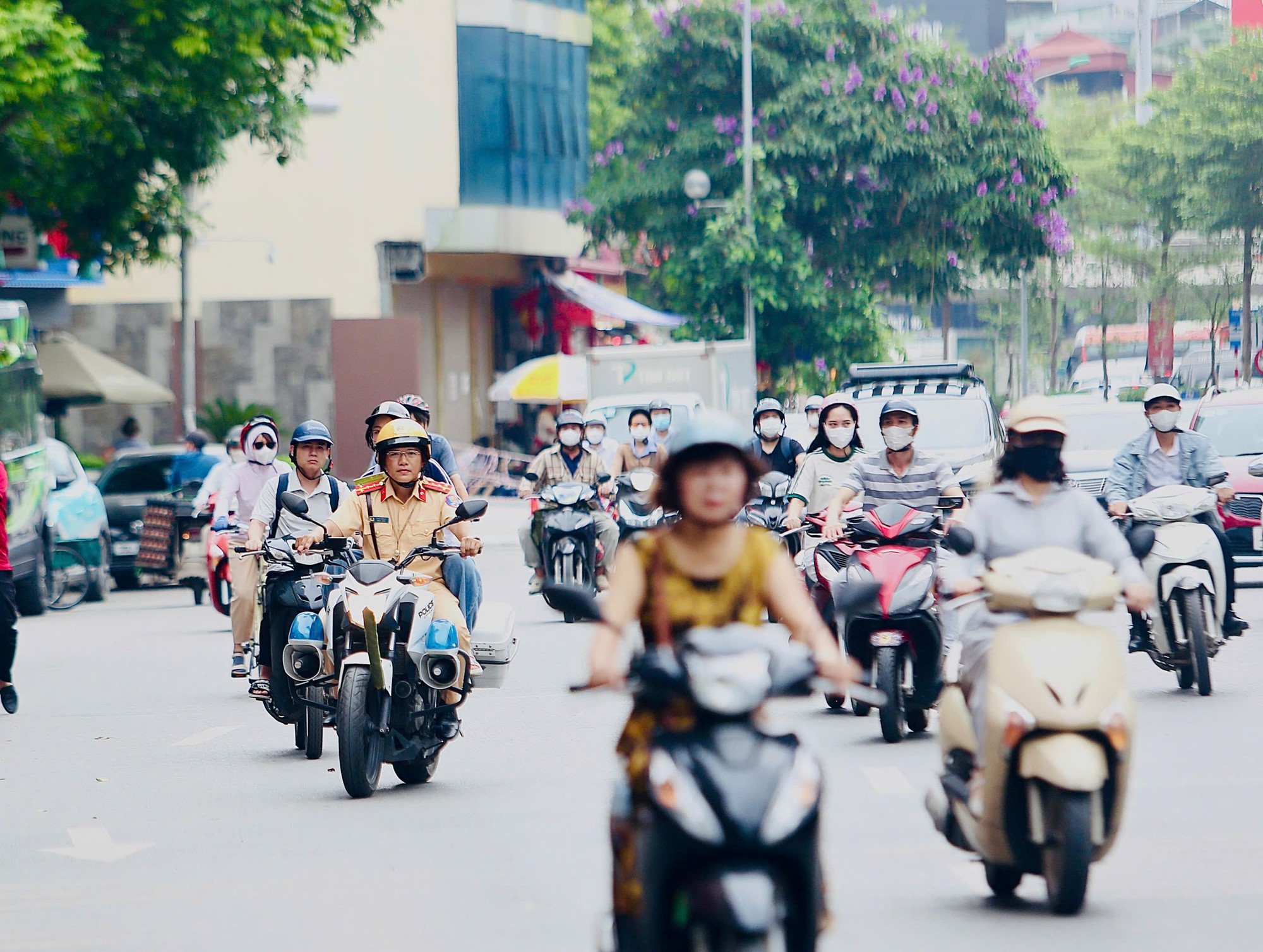Đảo đảm giao thông, hỗ trợ thí sinh trong ngày đầu tiên kỳ thi vào lớp 10 - ảnh 3