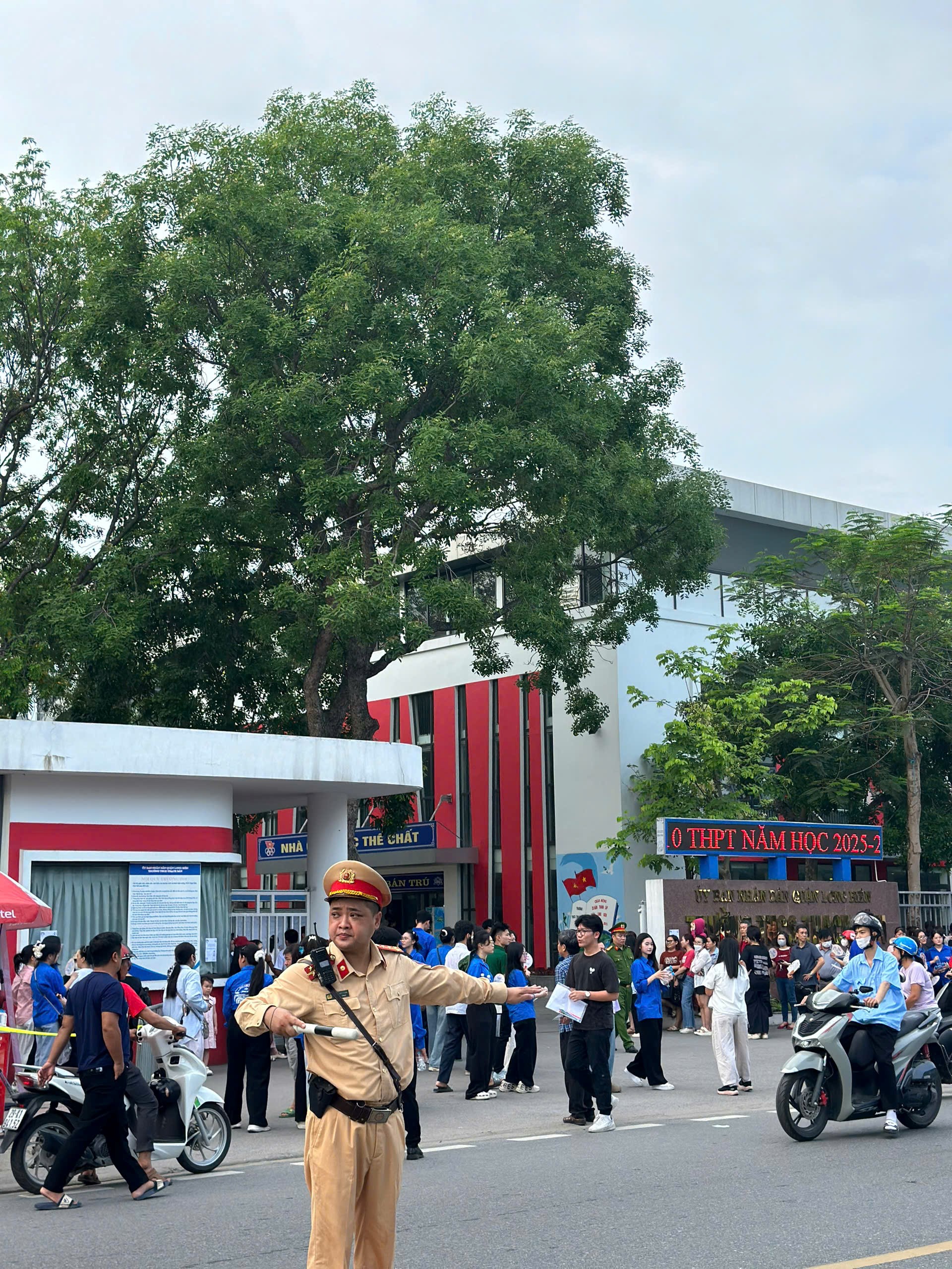 Đảo đảm giao thông, hỗ trợ thí sinh trong ngày đầu tiên kỳ thi vào lớp 10 - ảnh 4