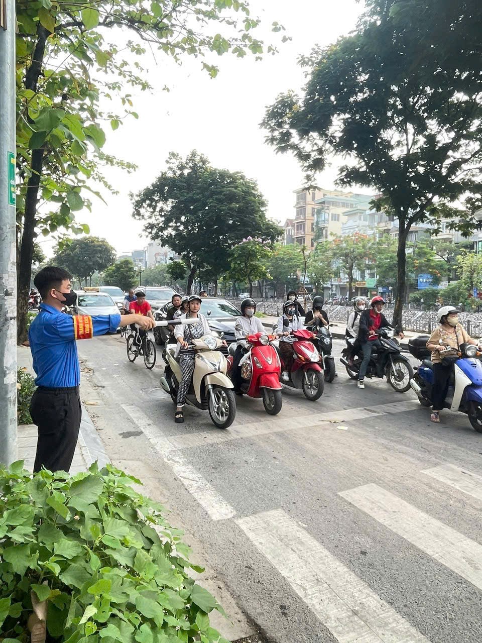 Nét đẹp áo xanh tình nguyện “tiếp sức mùa thi” - ảnh 11