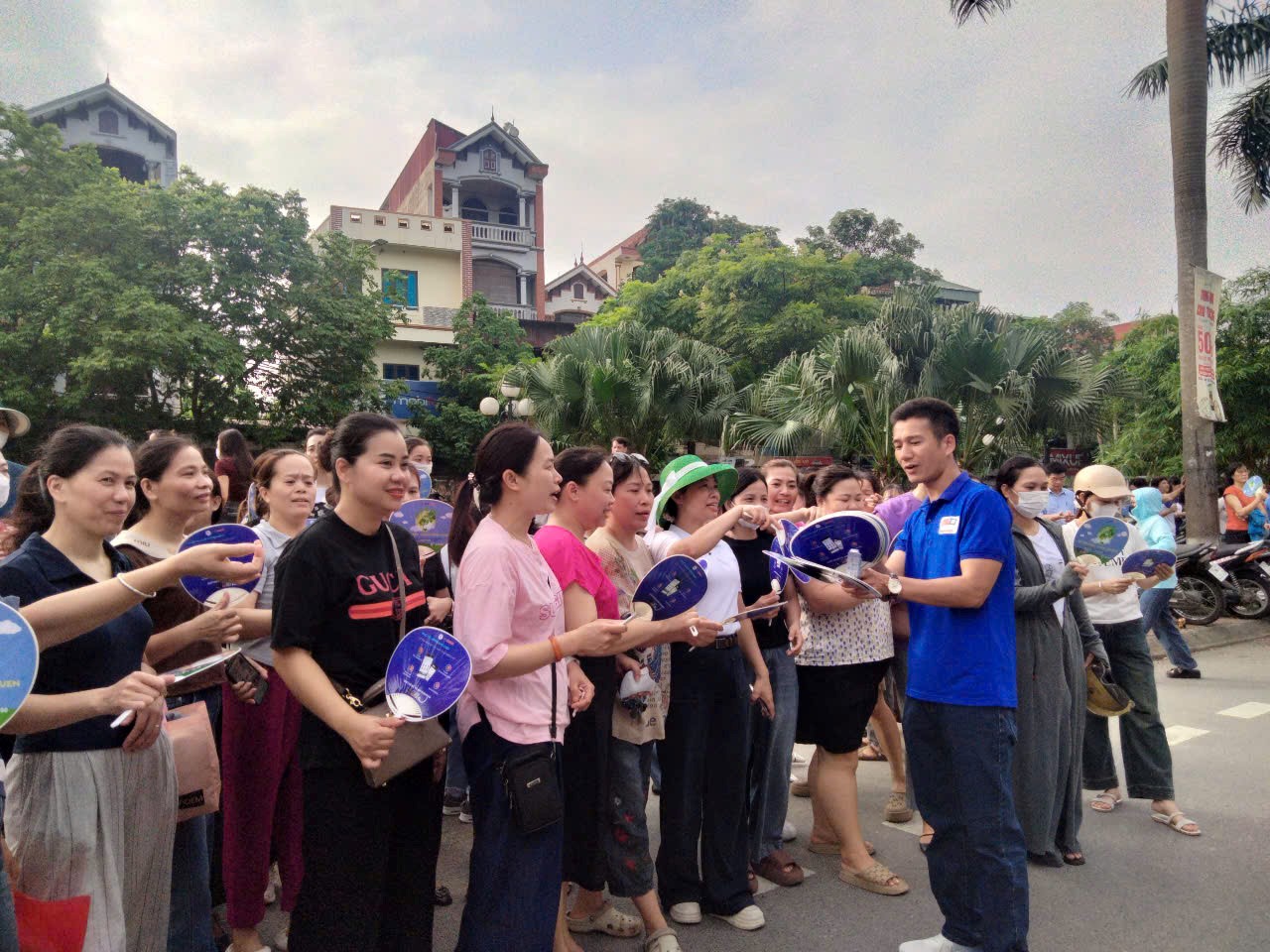 Nét đẹp áo xanh tình nguyện “tiếp sức mùa thi” - ảnh 21