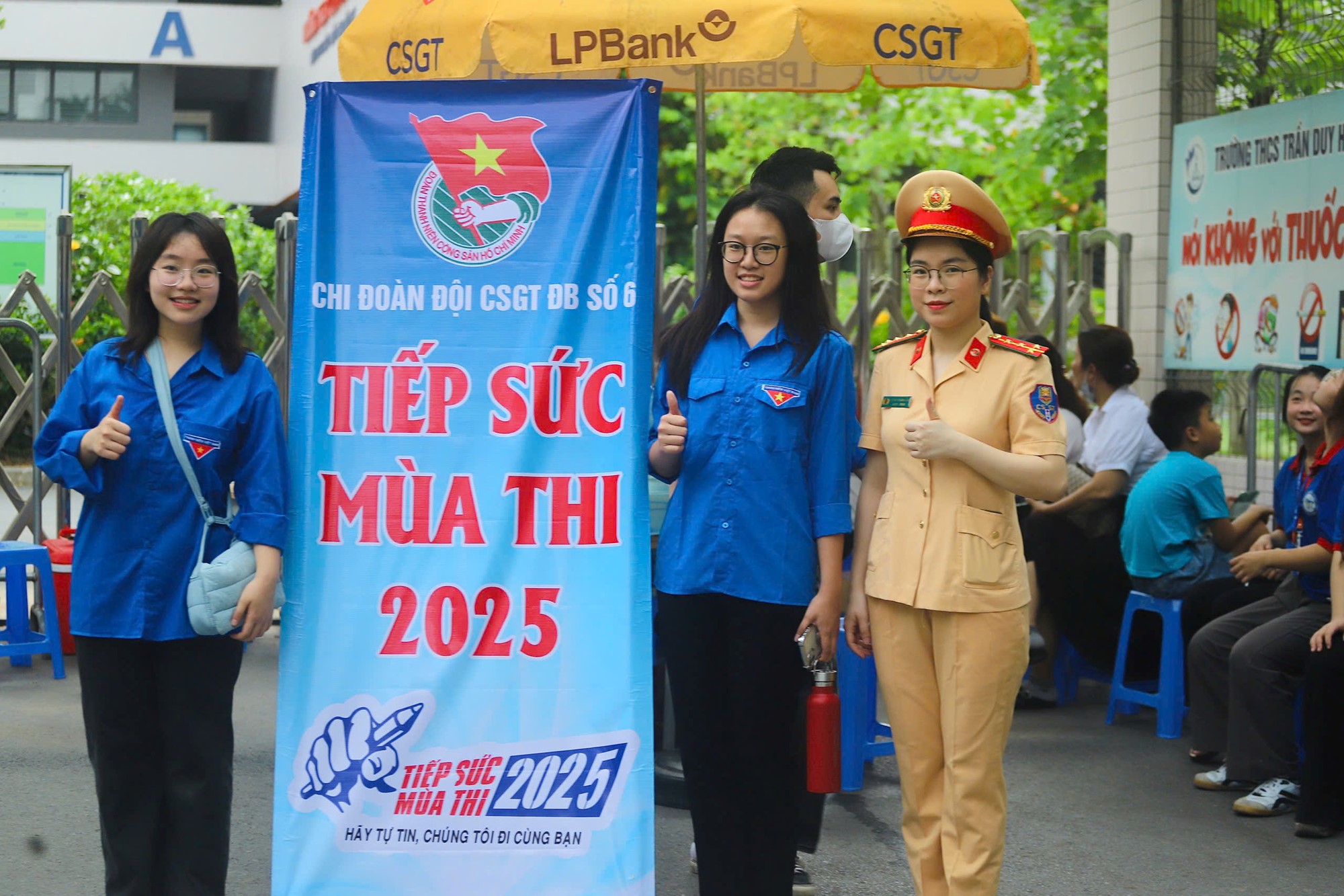 Đảo đảm giao thông, hỗ trợ thí sinh trong ngày đầu tiên kỳ thi vào lớp 10 - ảnh 2