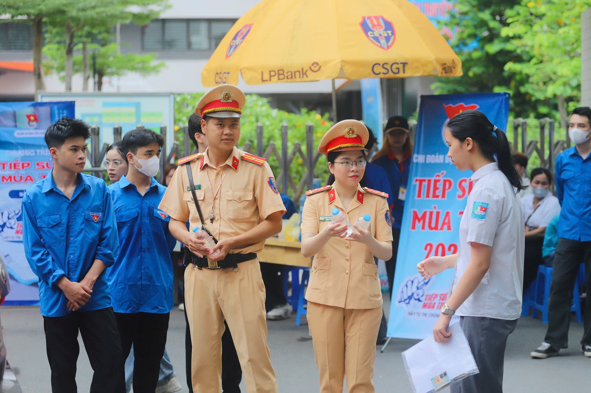 Đảo đảm giao thông, hỗ trợ thí sinh trong ngày đầu tiên kỳ thi vào lớp 10 - ảnh 6