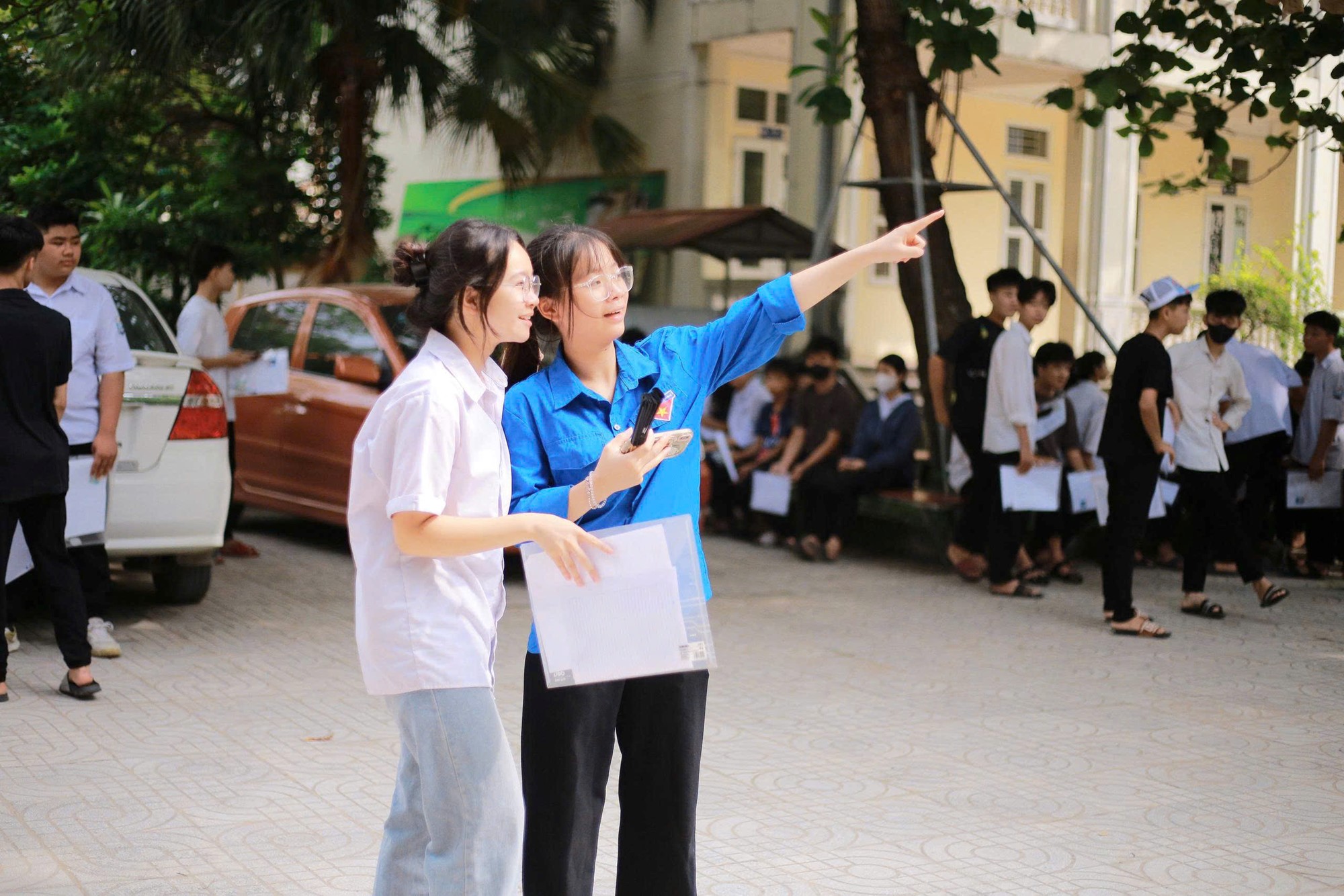 Nét đẹp áo xanh tình nguyện “tiếp sức mùa thi” - ảnh 7