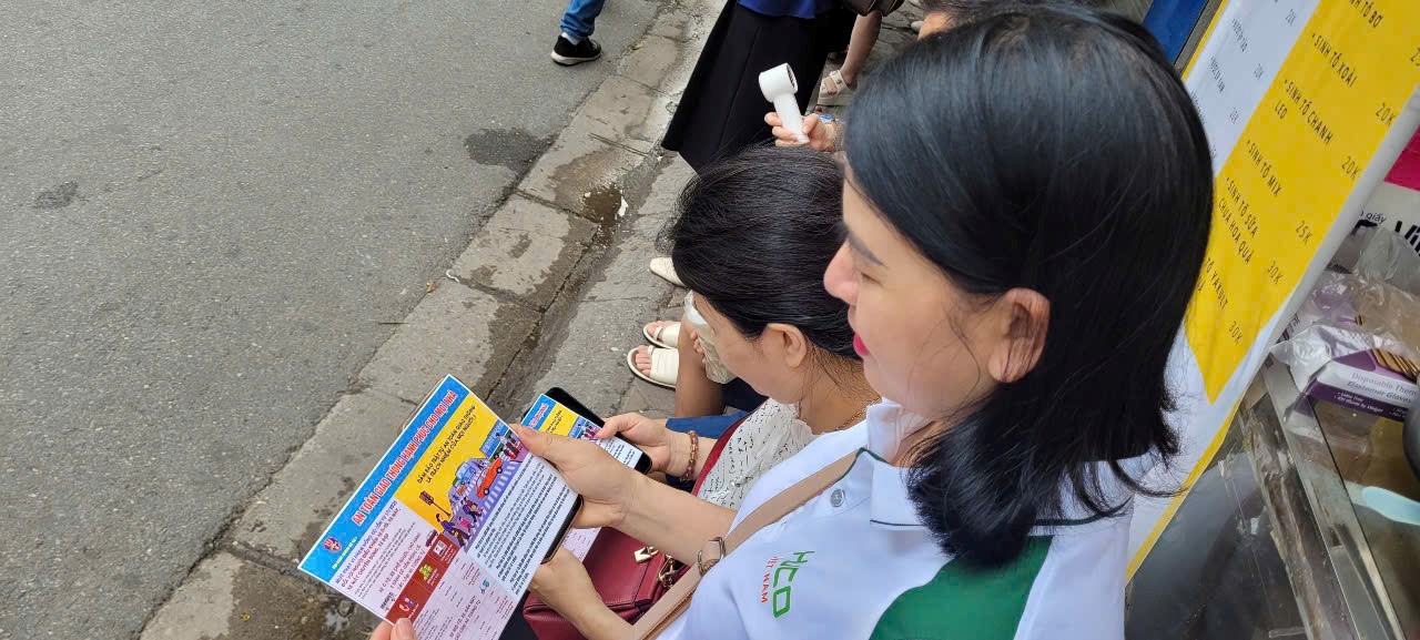 Đảo đảm giao thông, hỗ trợ thí sinh trong ngày đầu tiên kỳ thi vào lớp 10 - ảnh 15