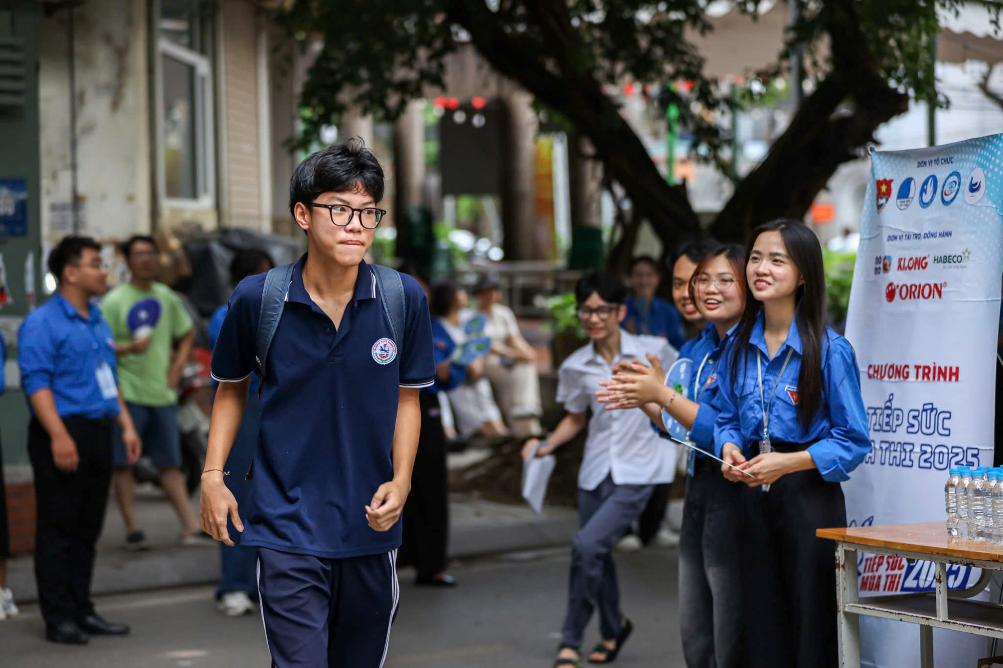 Nét đẹp áo xanh tình nguyện “tiếp sức mùa thi” - ảnh 1