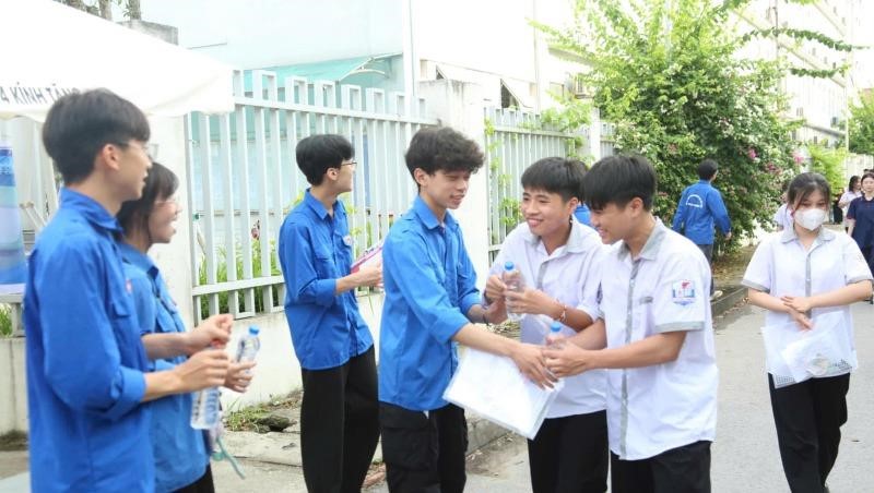 Nét đẹp áo xanh tình nguyện “tiếp sức mùa thi” - ảnh 4