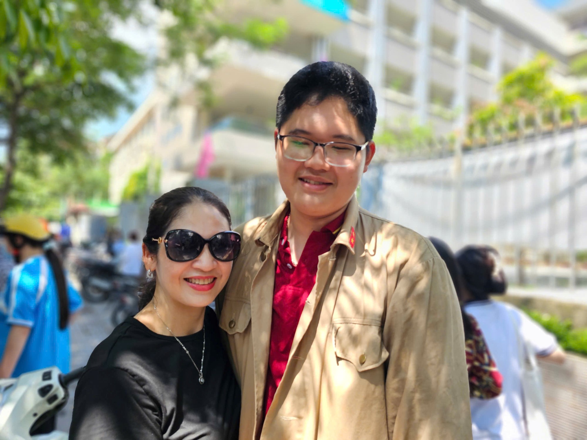 Ngoài cánh cổng trường, bố mẹ cũng 