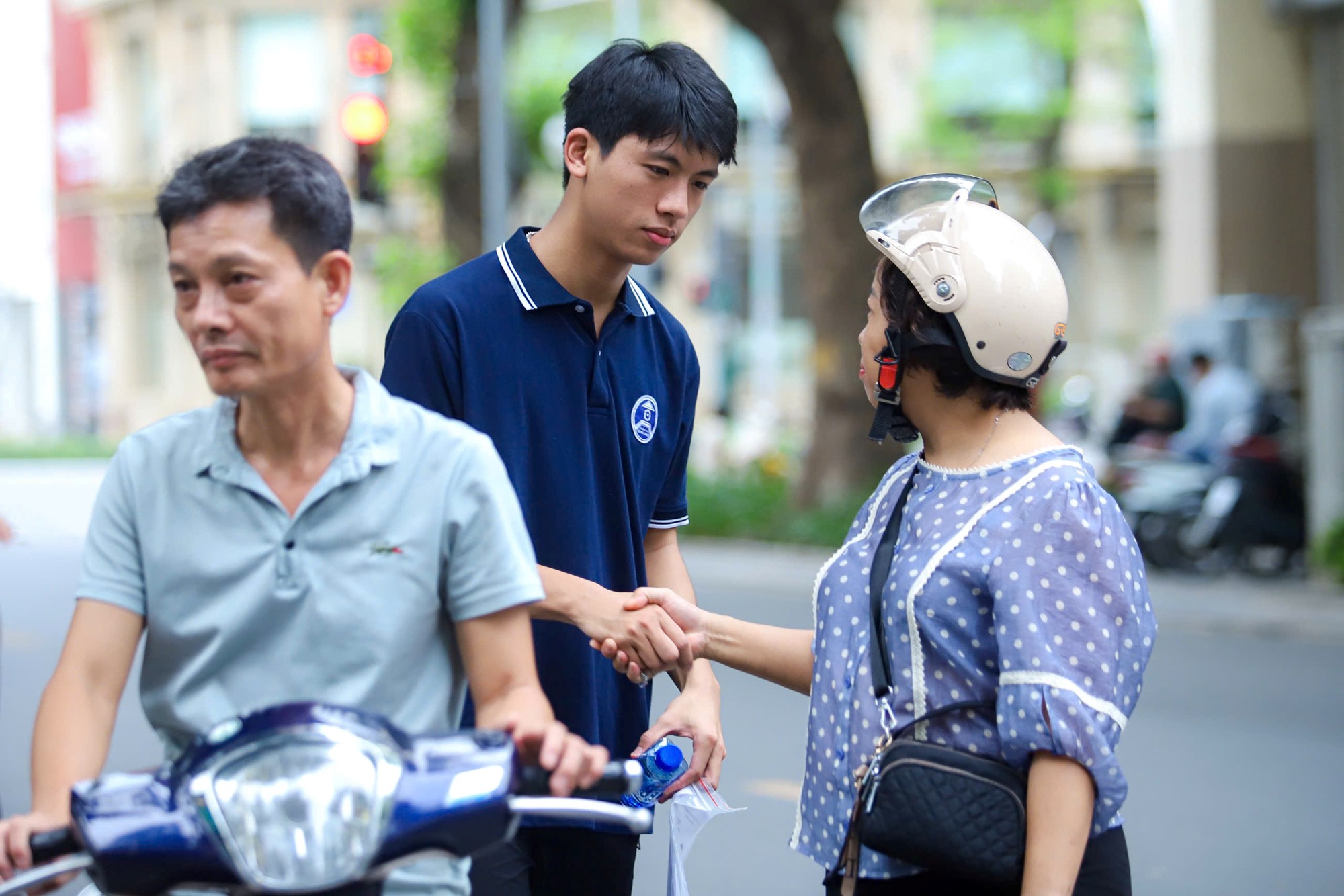 Ngoài cánh cổng trường, bố mẹ cũng 