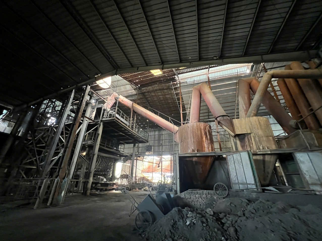 Hà Nội: Phát hiện vụ chôn, lấp chất thải công nghiệp số lượng lớn - ảnh 1