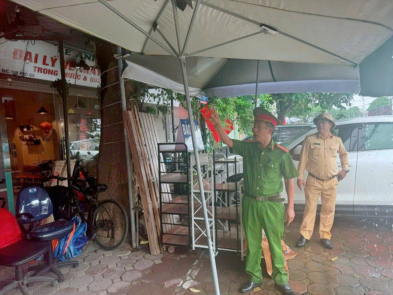 CSGT Hà Nội chủ động phương án, sẵn sàng ứng phó với cơn bão số 3 - ảnh 6