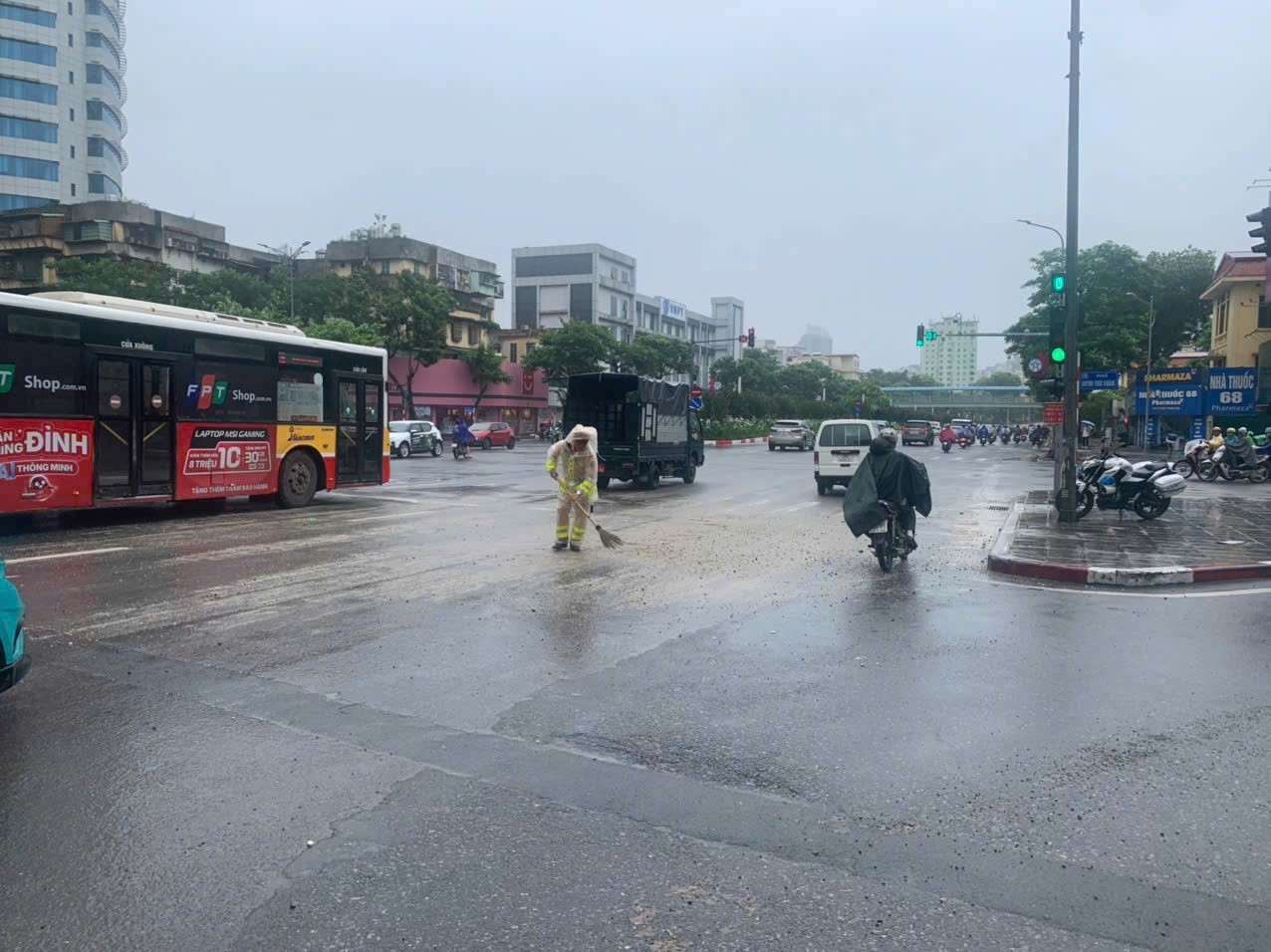 CSGT Hà Nội chủ động phương án, sẵn sàng ứng phó với cơn bão số 3 - ảnh 7
