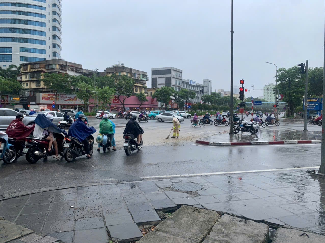CSGT Hà Nội chủ động phương án, sẵn sàng ứng phó với cơn bão số 3 - ảnh 8