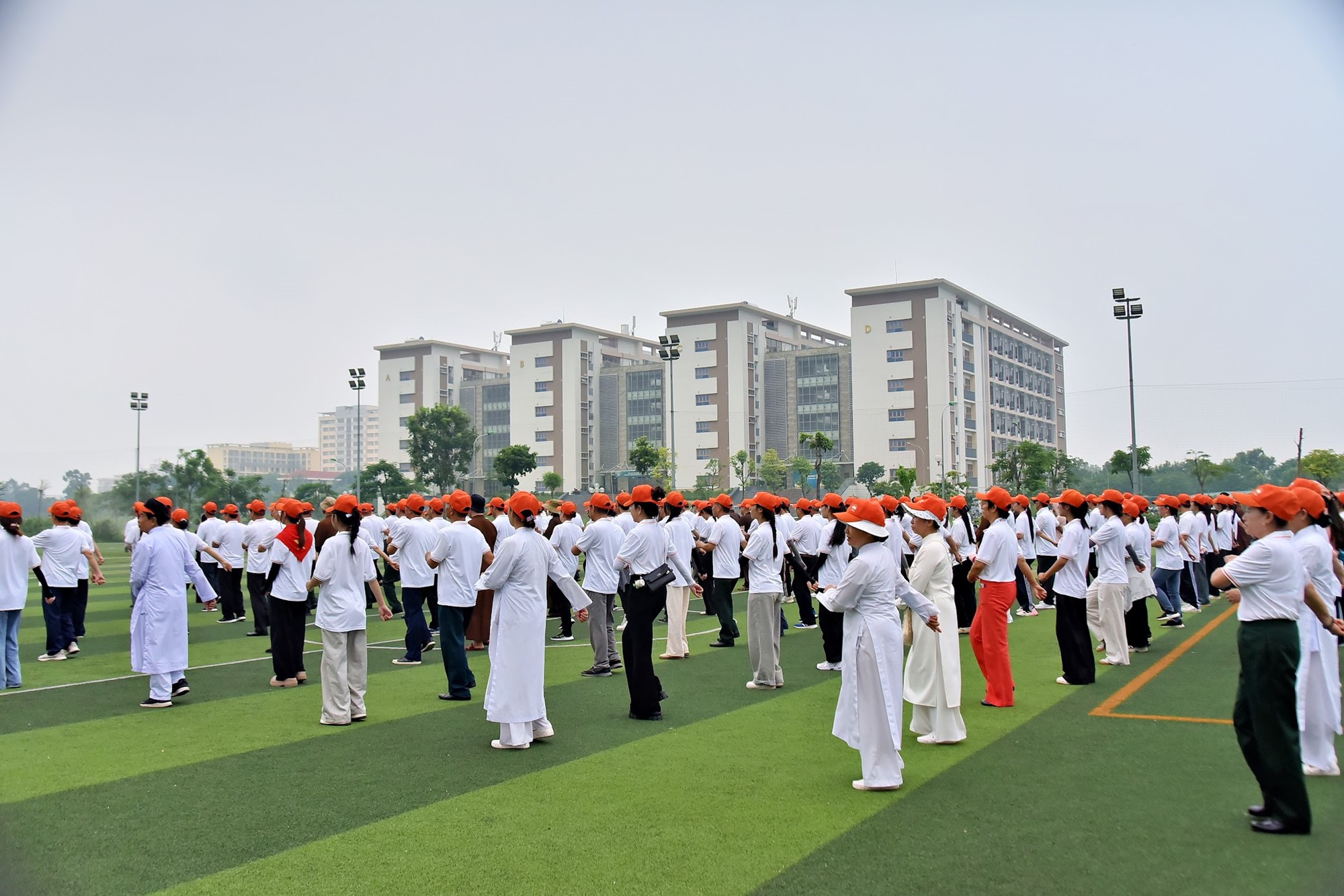 Phó Chủ tịch Uỷ ban MTTQ Việt Nam Hà Thị Nga gặp mặt, động viên khối diễu hành “Đại đoàn kết các dân tộc Việt Nam” - ảnh 10