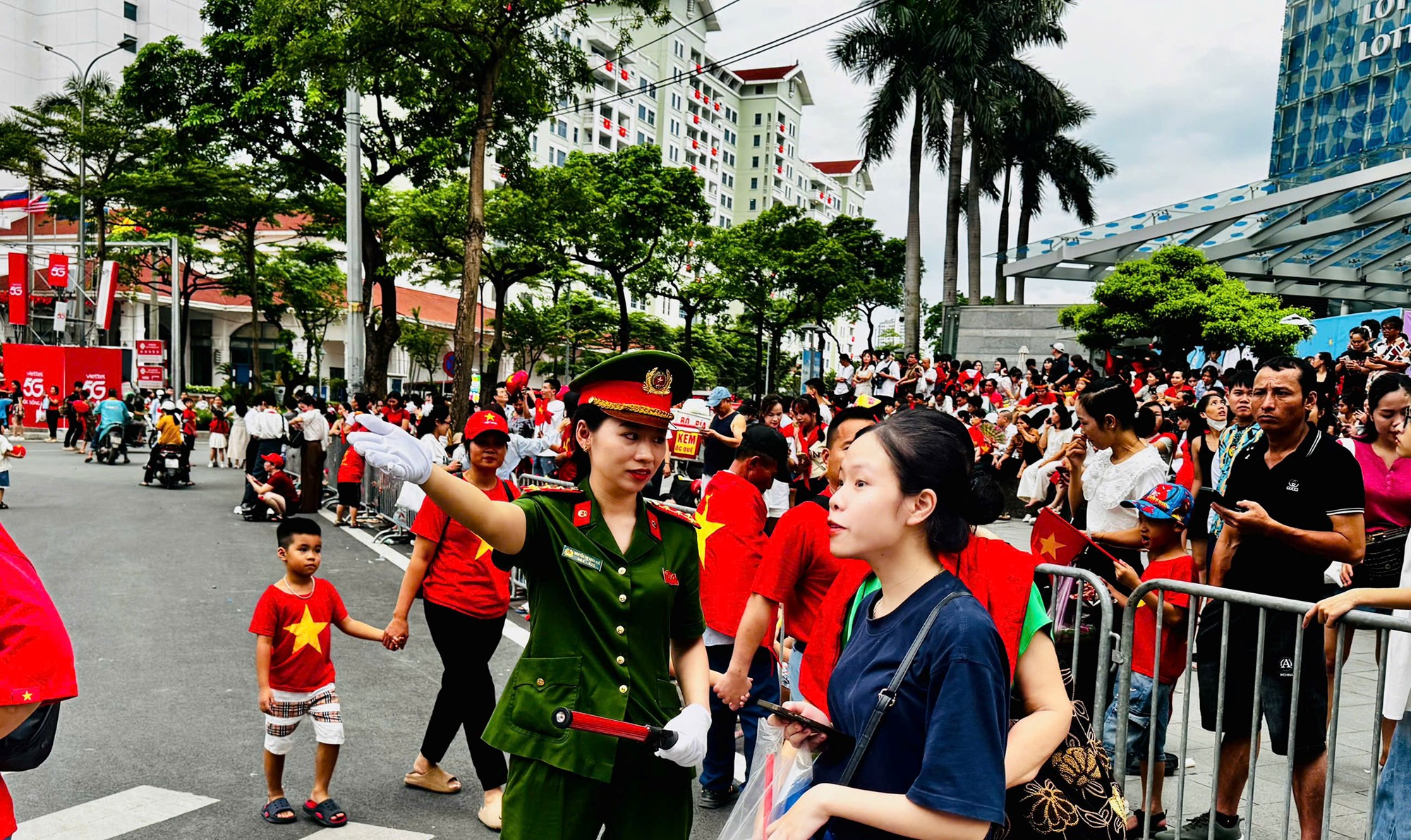 Hình ảnh đẹp của phụ nữ Công an Thủ đô trong Lễ diễu binh, diễu hành A80 - ảnh 1