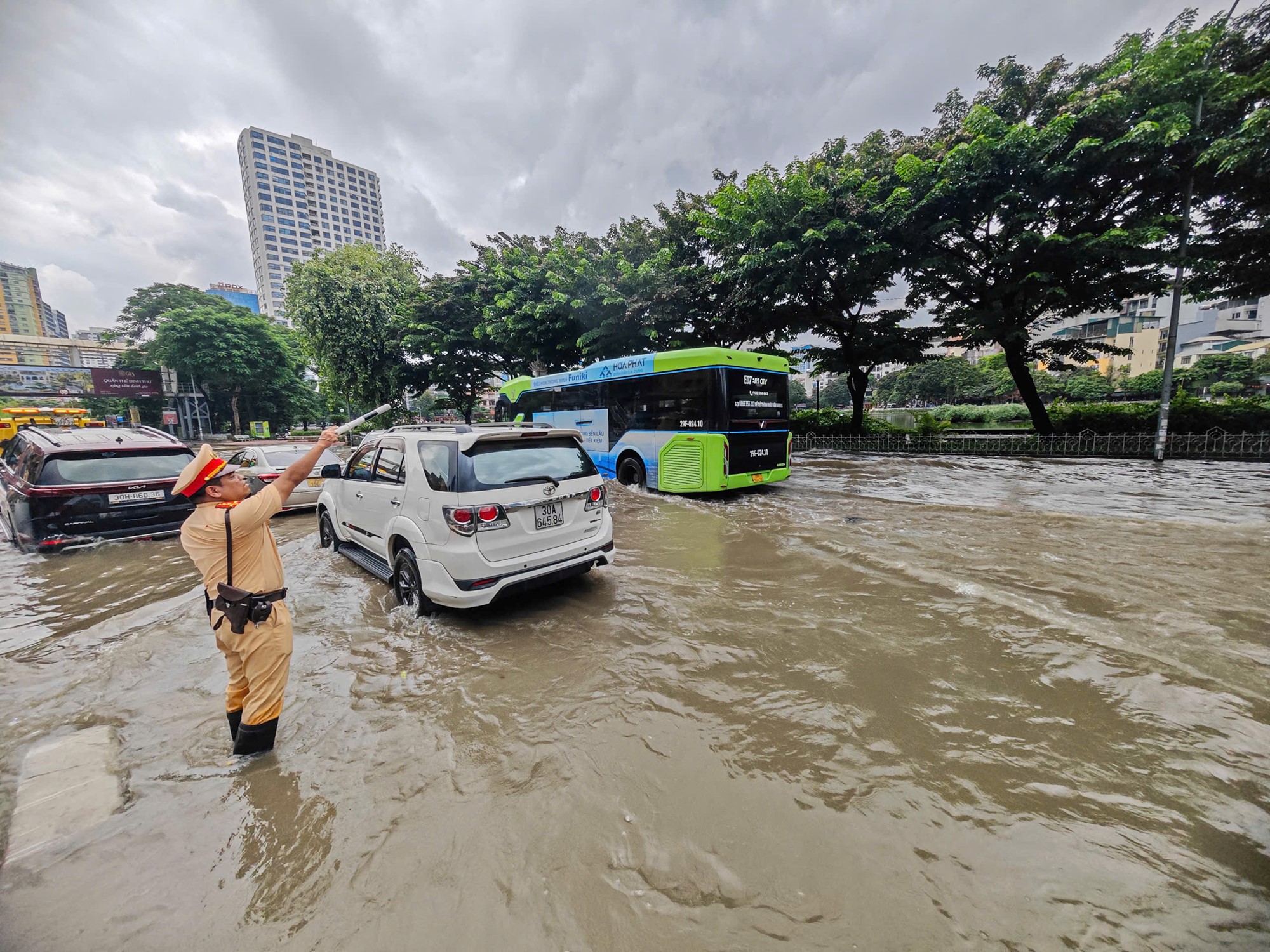 Hà Nội: Tình quân dân trong mưa bão - ảnh 7