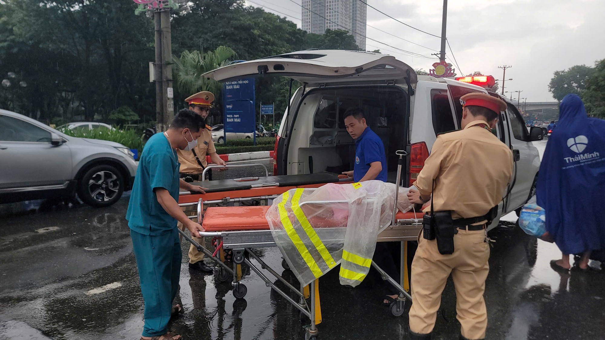 Hà Nội: Tình quân dân trong mưa bão - ảnh 11