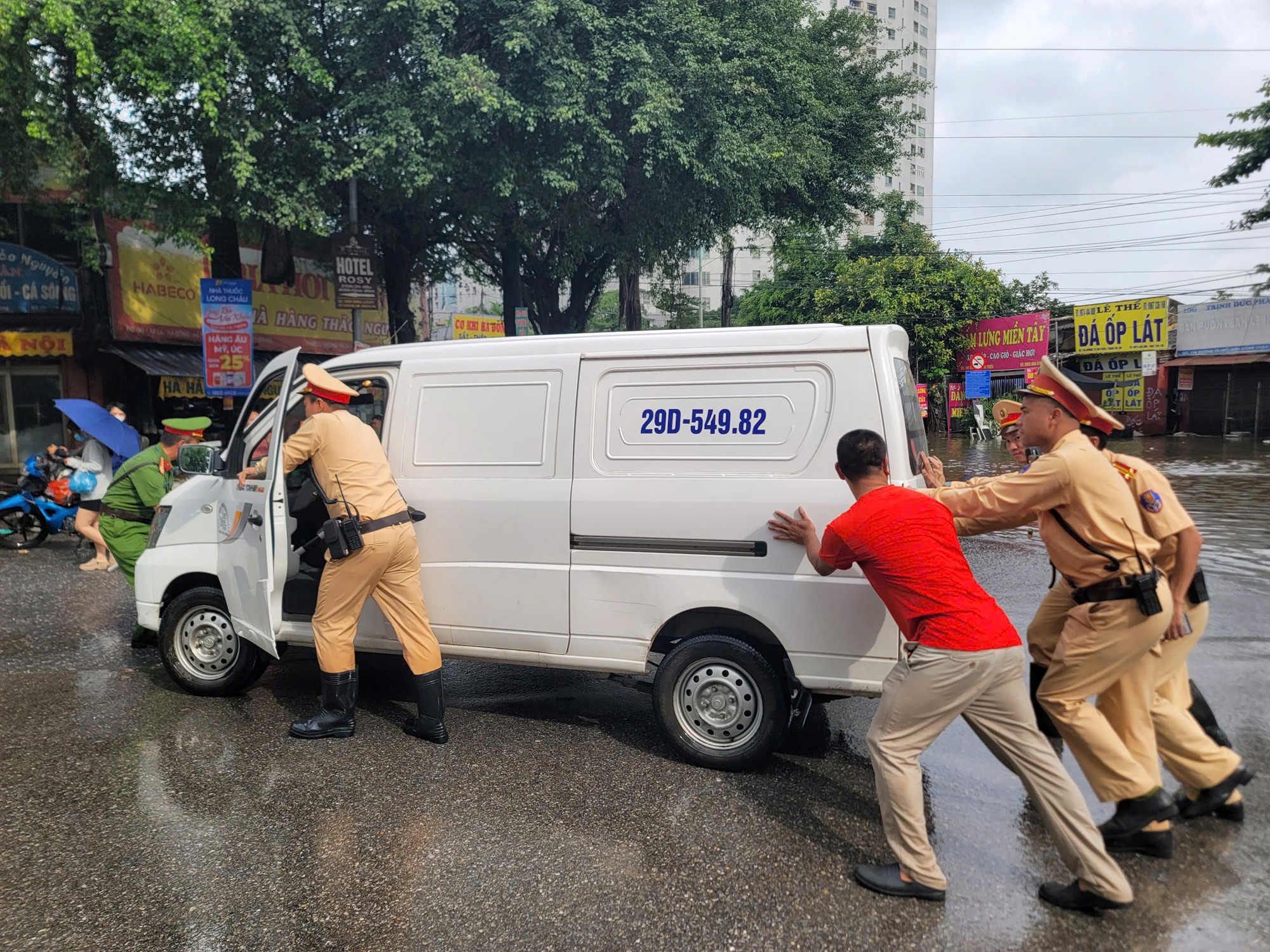 Hà Nội: Tình quân dân trong mưa bão - ảnh 17