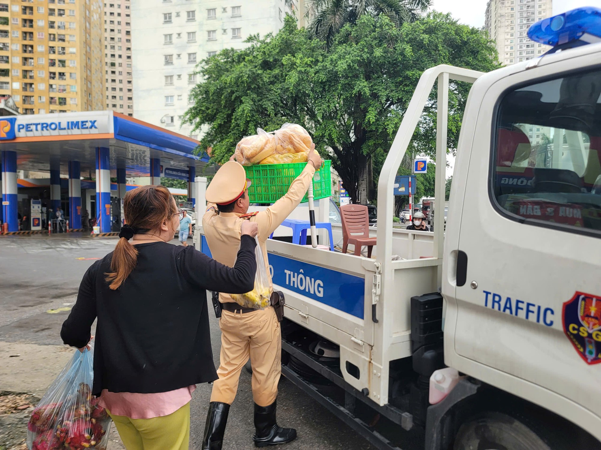 Hà Nội: Tình quân dân trong mưa bão - ảnh 14