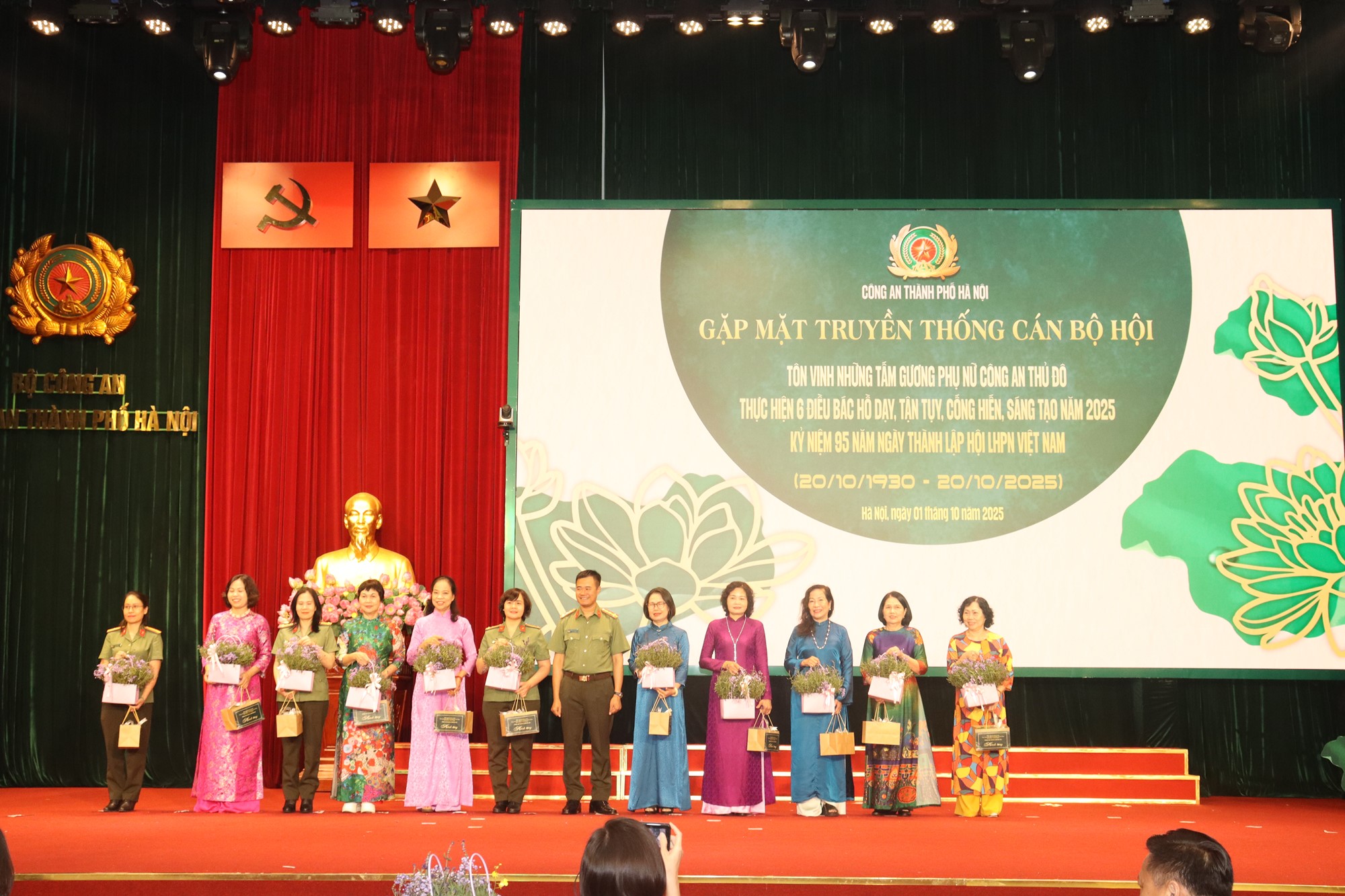 Tôn vinh những tấm gương phụ nữ Công an Thủ đô tiêu biểu năm 2025 - ảnh 9